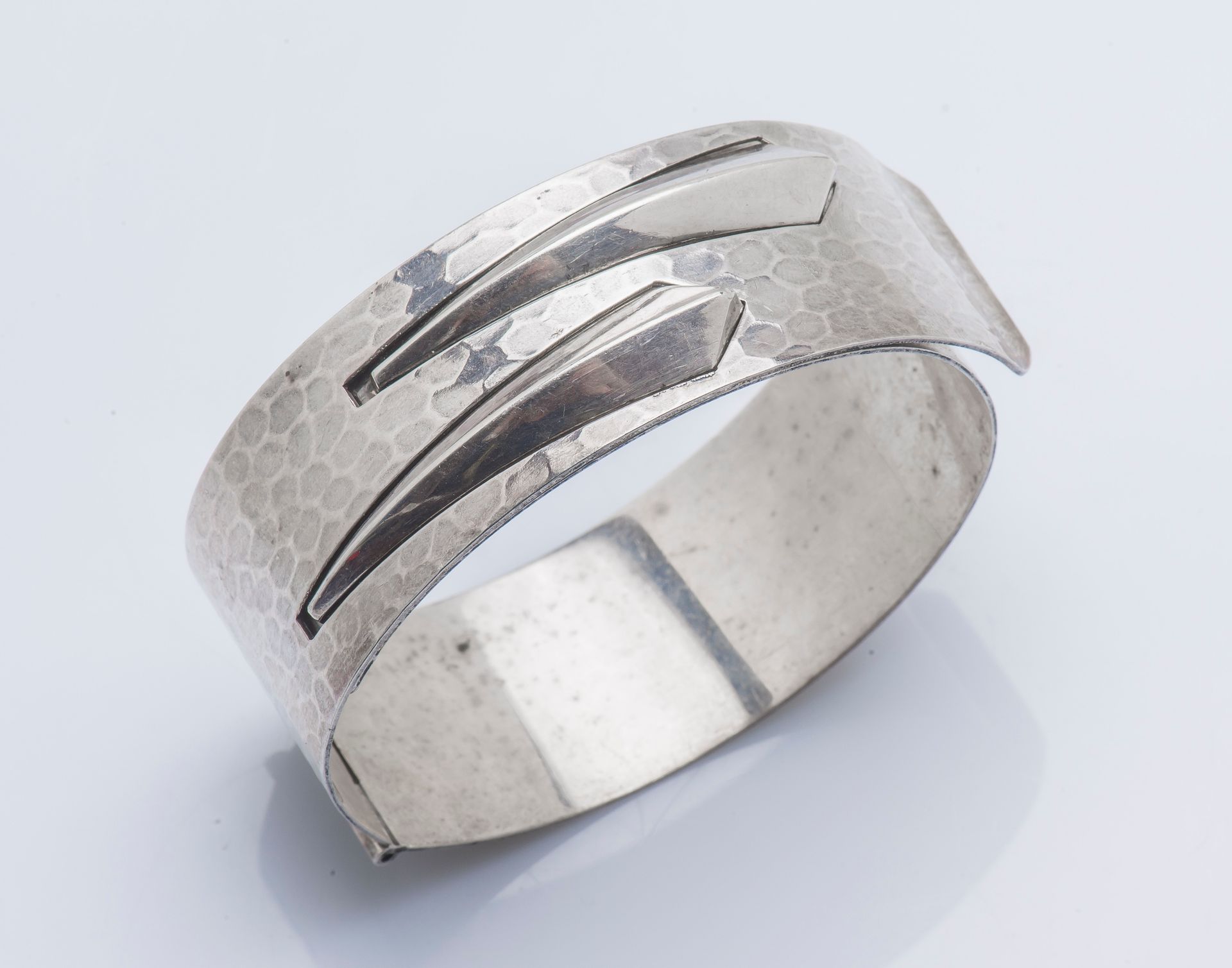 Null 
Rigid and opening band bracelet in silver (800 thousandths) hammered and d&hellip;