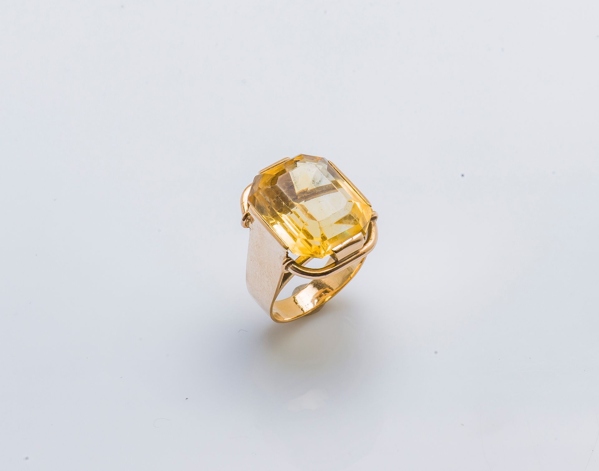 Null 黄金戒指18克拉（千分之七十五），镶嵌着一个大的长方形黄水晶，边上有大约16克拉的切割。1945/1950年左右的法国作品。

手指大小 : 52 毛&hellip;