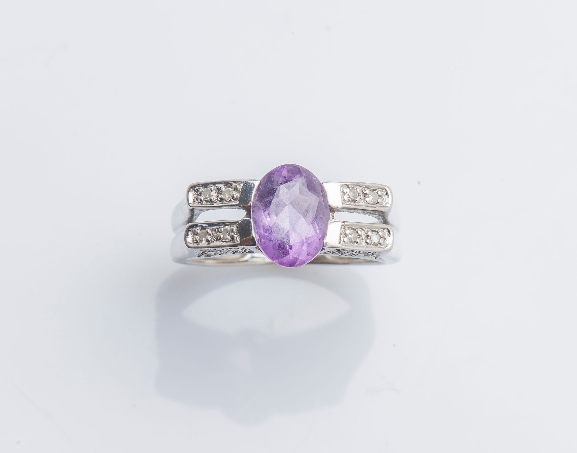 Null 18K白金（千分之七十五）戒指，镶有椭圆形紫水晶，并镶有8/8钻石线条。

手指大小：48/49 毛重：3,9g