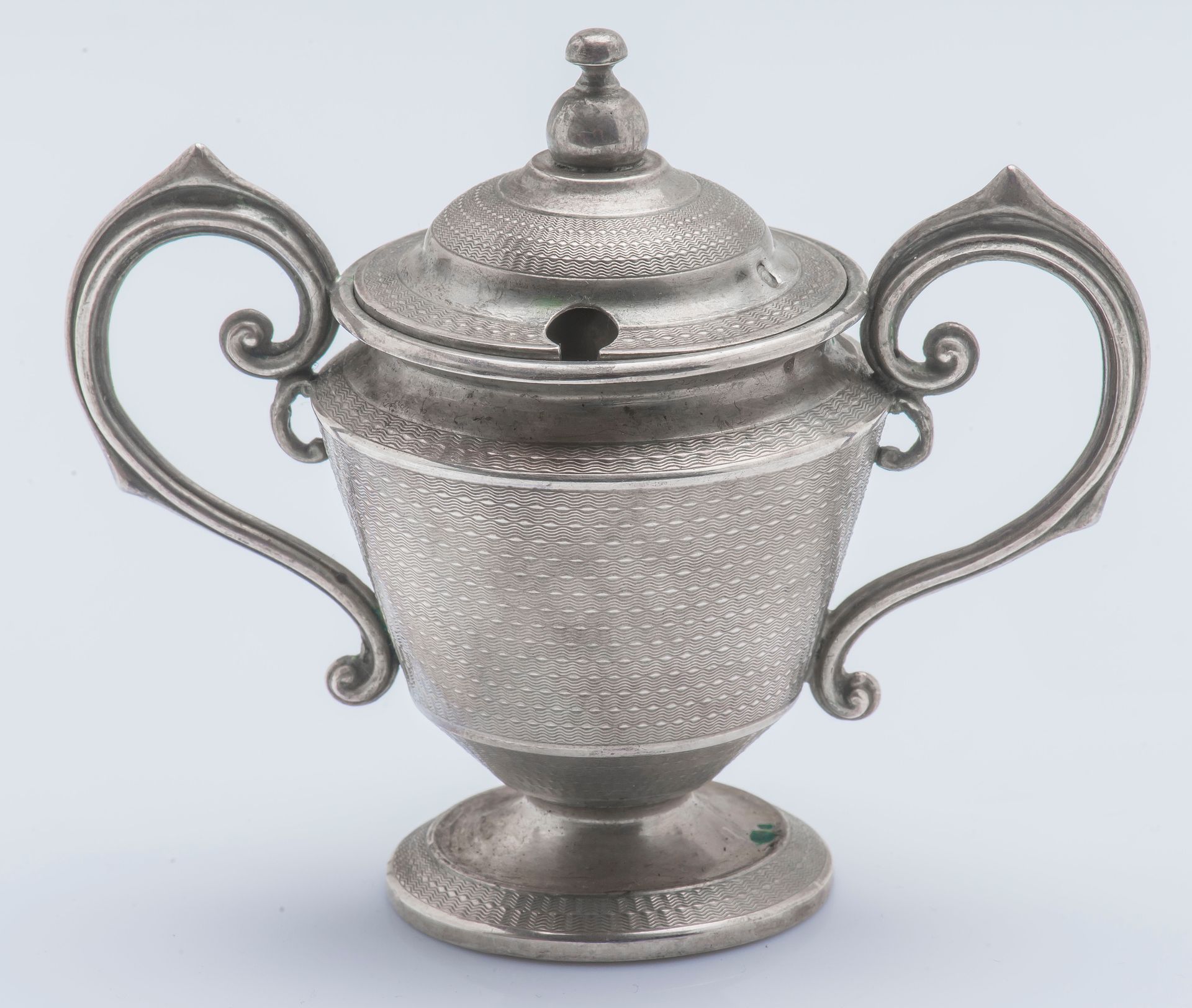 Null Mustard pot on foot in silver (950 thousandths) with guilloche decoration, &hellip;