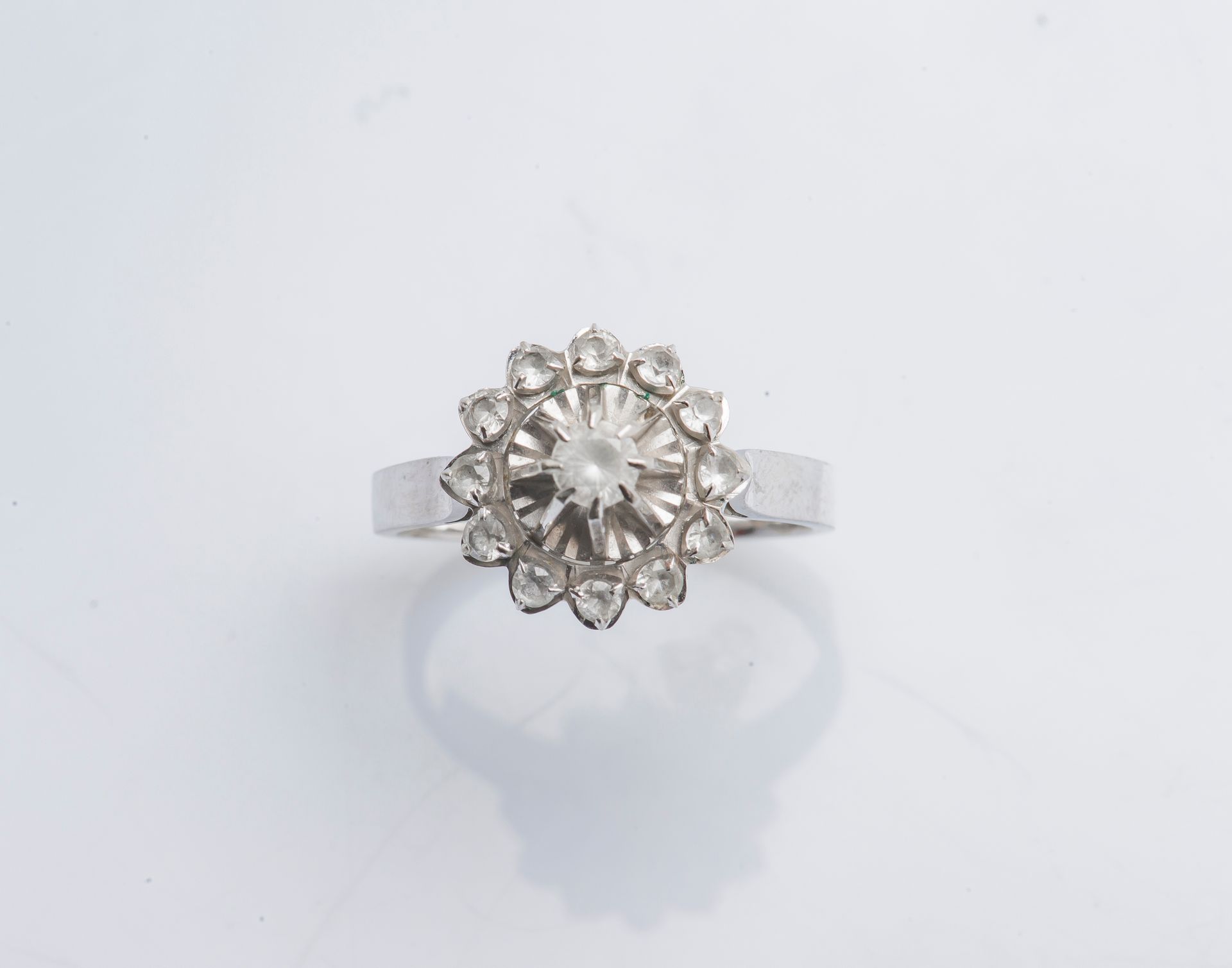 Null Flower ring in 18K white gold (750 thousandths) set with white stones.

Siz&hellip;