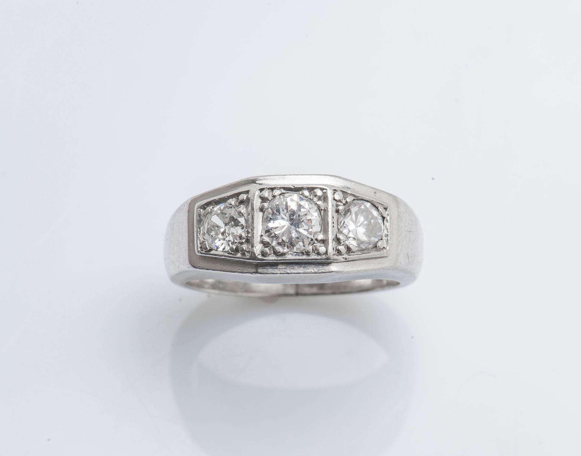 Null 铂金（950千分之一）戒指，侧面镶嵌了三颗老式切割钻石，大约0.30、0.20和0.15克拉。约1930年。

手指尺寸 : 47/48 毛重 : 1&hellip;