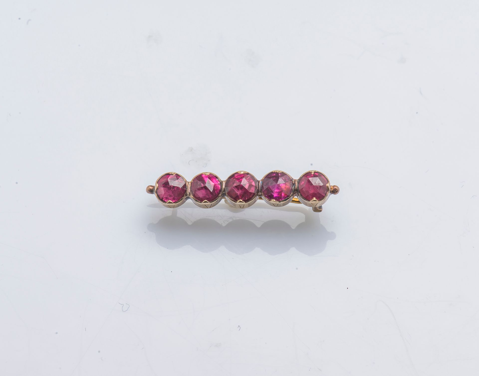 Null 小胸针由18克拉（75万分之一）的黄金和vermeil（925万分之一）制成，上面镶嵌着五颗粉红色的宝石，仿佛是红宝石。19世纪。

长度：2,5 c&hellip;