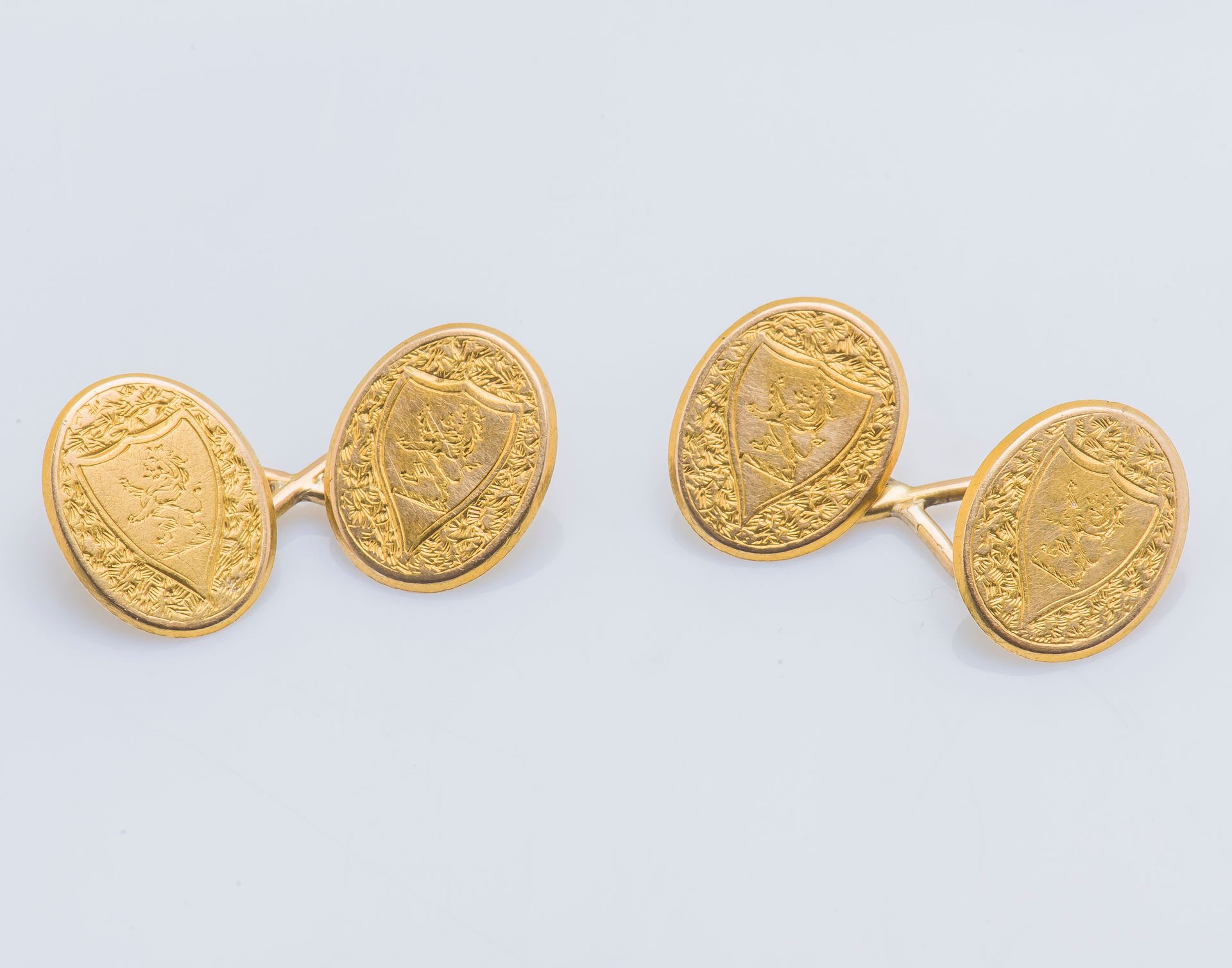 Null 
一对14克拉黄金（585千分之一）袖扣，由椭圆形的菱形组成，上面装饰着显示狮子横行的盾牌。国外工作




十九世纪的。




毛重 : 9,9 &hellip;
