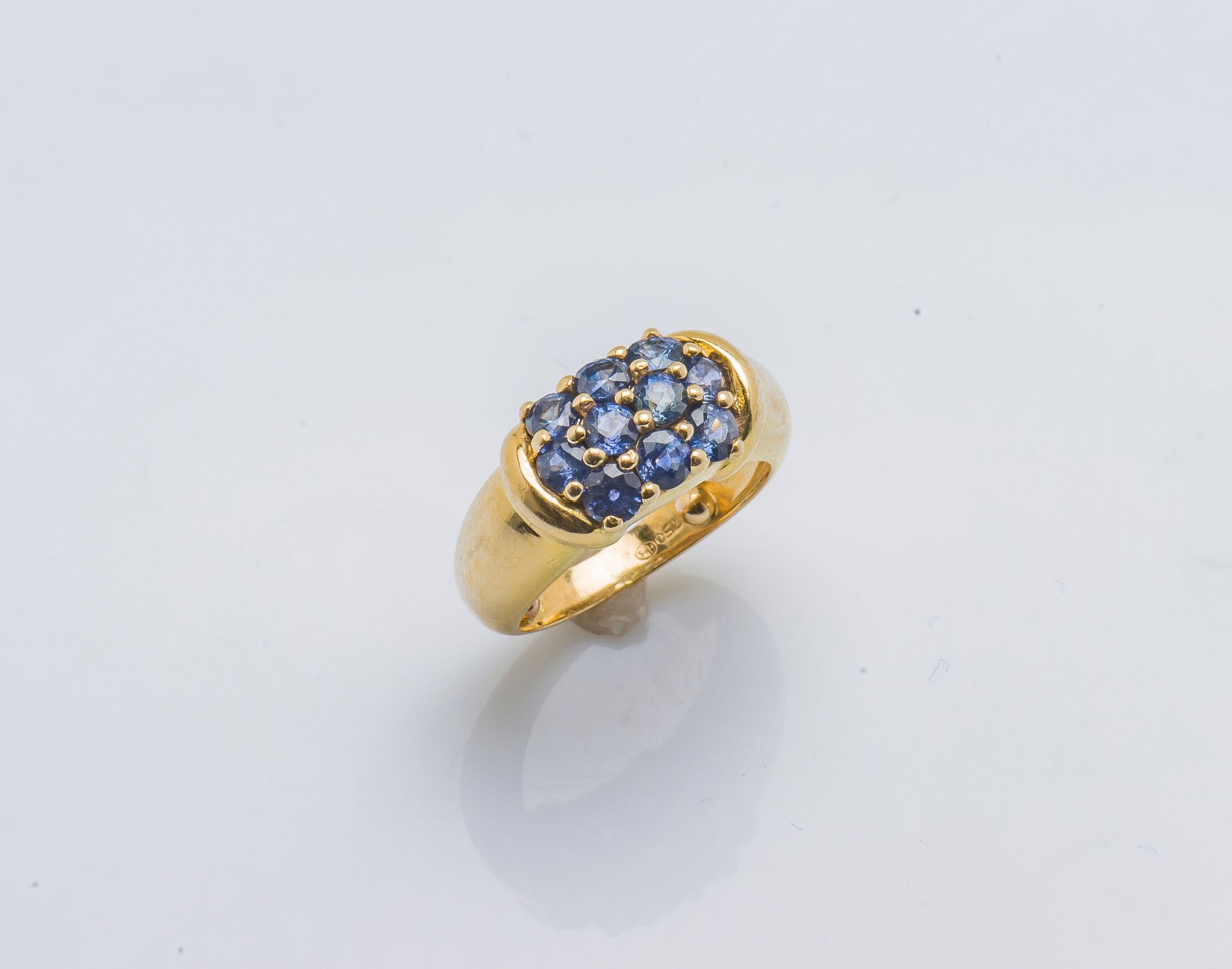 Null 18K黄金（千分之七十五）戒指，中央部分镶嵌着圆形蓝宝石。

手指大小：48（含收缩球） 毛重：6,3g