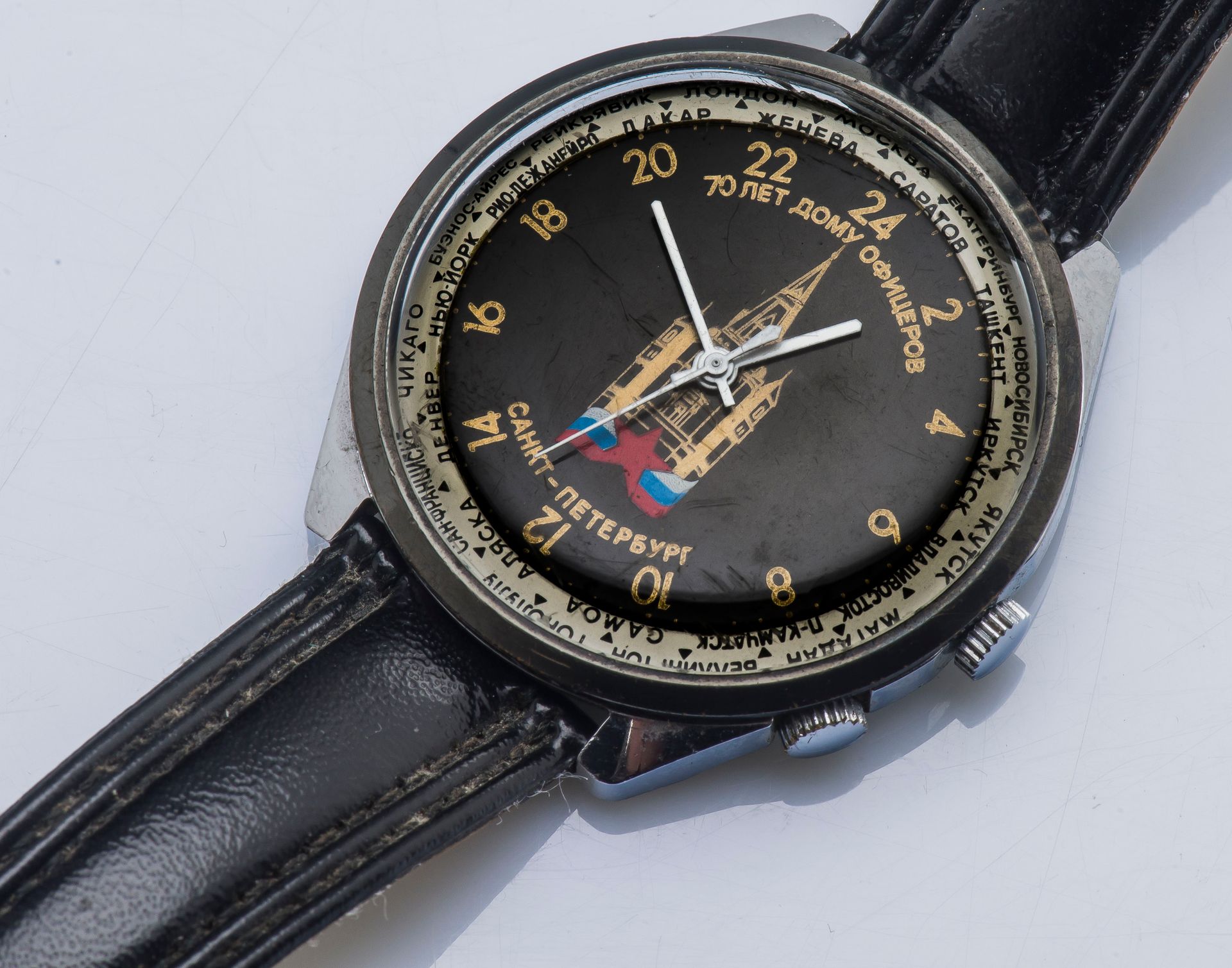 Null 1965年左右为圣彼得堡军官公会成立70周年而制作的手表，钢制表壳，有夹层。黑色表盘上装饰着军官厅、圣彼得堡市的名称和俄文 "军官厅70年 "的字样。&hellip;