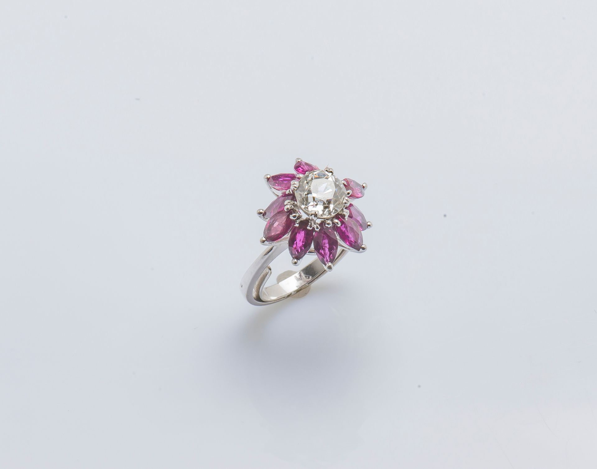 Null Bague fleur en or gris 18 carats (750 millièmes) sertie d'un diamant coussi&hellip;