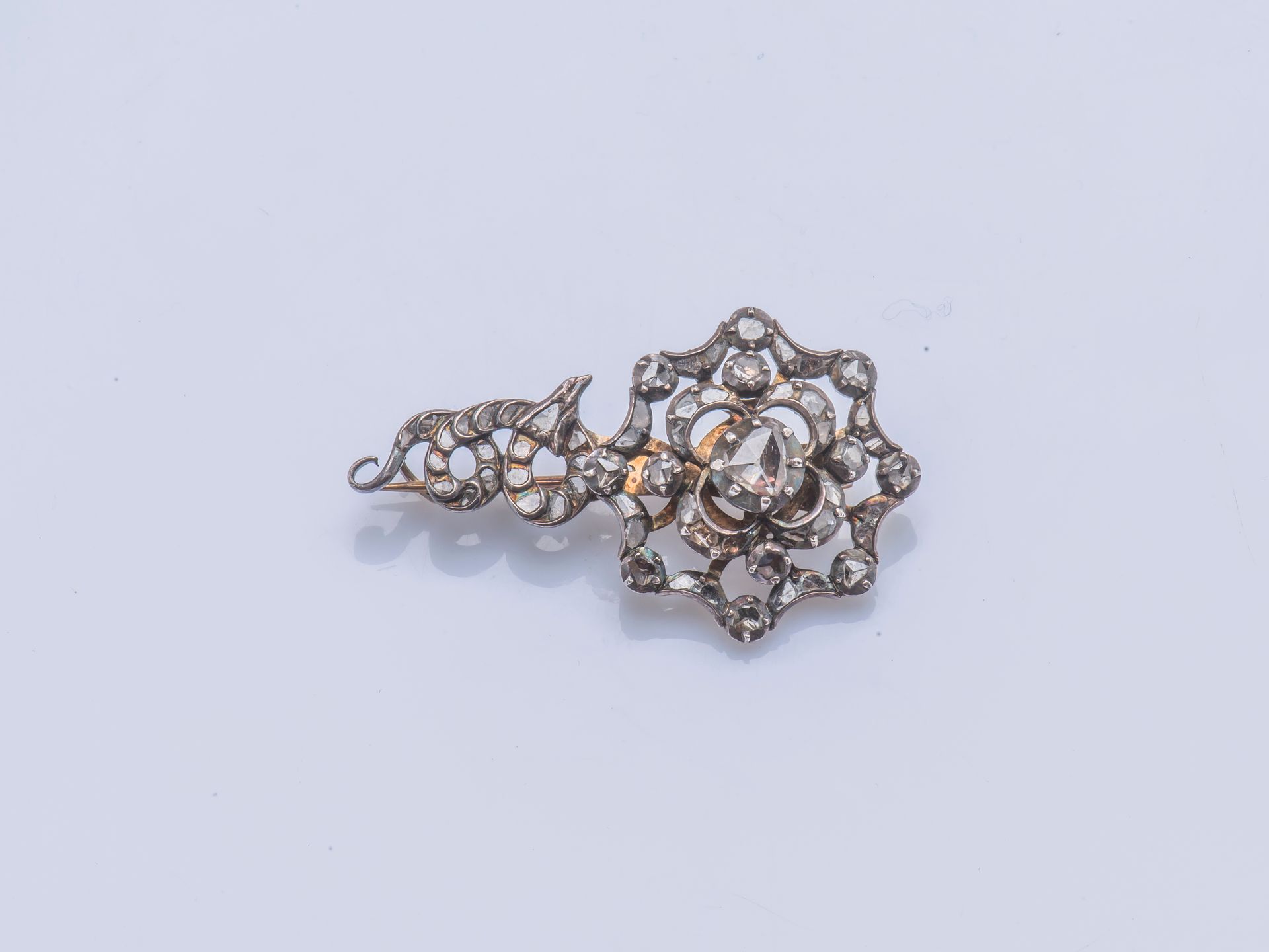Null 黄金9克拉（千分之三十五）和银（千分之九百二十五）镶嵌玫瑰色切割钻石的花朵造型胸针。19世纪晚期。

长度：4,7 cm 毛重：10,4 g