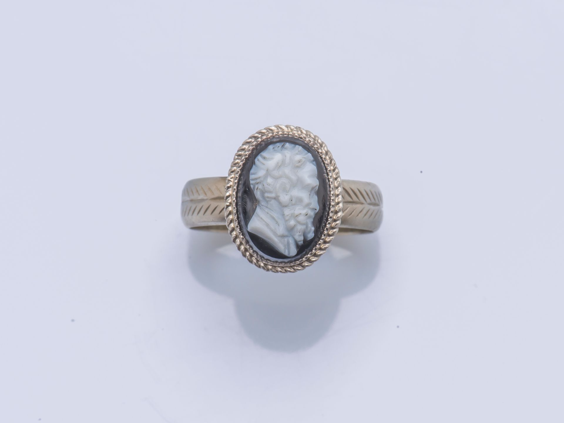 Null 18K白金（千分之七十五）和银（千分之八十）的戒指，装饰有玛瑙的椭圆形浮雕，代表 "哲学家的头颅"，嵌花戒指。 
手指大小：53 毛重：3,7 g