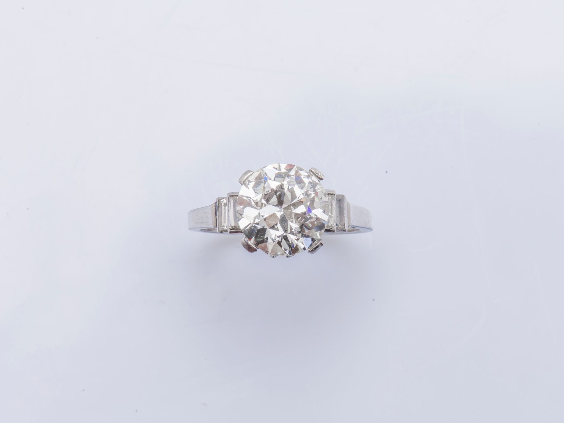 Null 铂金（千分之九十五）单钻戒指，镶嵌一颗重达3.53克拉的明亮式切割钻石（58个刻面）和四颗长方形钻石。

手指大小：51。毛重：5.6克 箱子