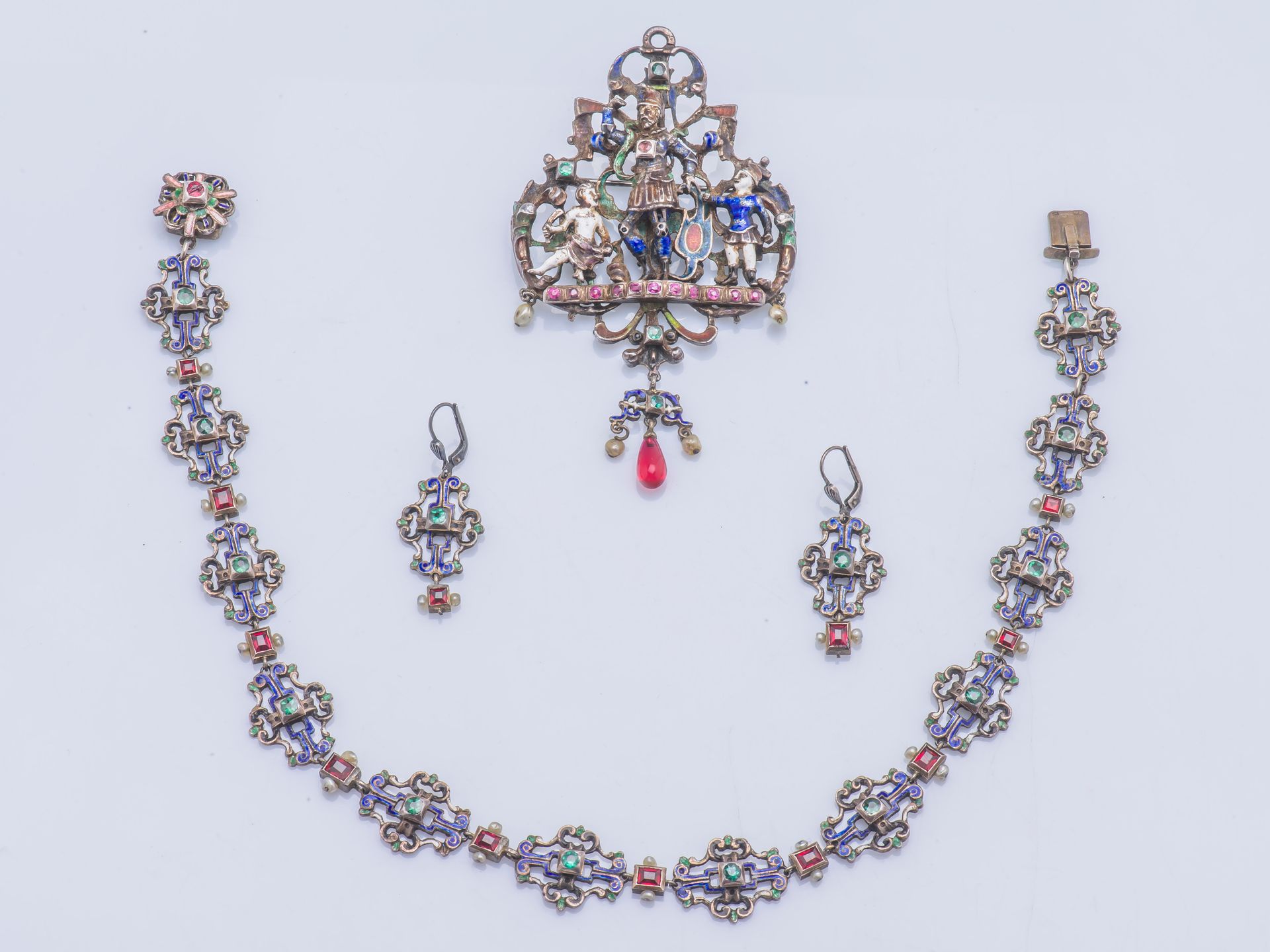 Null 
新文艺复兴时期的银器套装（800千分之一），包括一个带有人物装饰的胸针，一条项链和耳环，用多色珐琅强化，并镶嵌有彩色宝石和珍珠。奥地利作品，维也纳，&hellip;