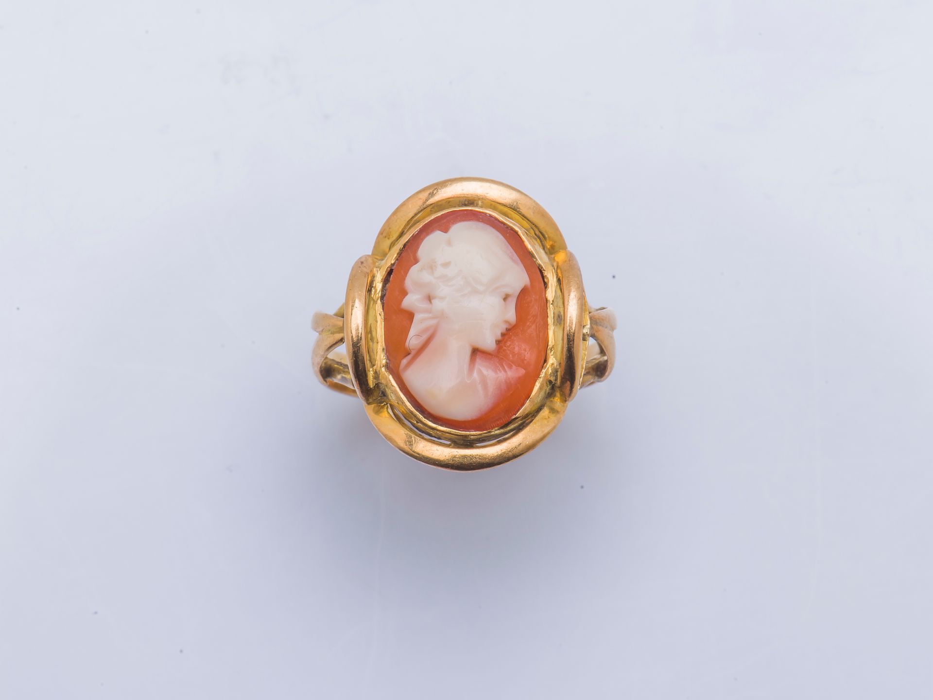 Null 黄金戒指18克拉（千分之七十五），镶嵌有代表女性侧面的贝壳浮雕。

手指大小：53 总重量：4克