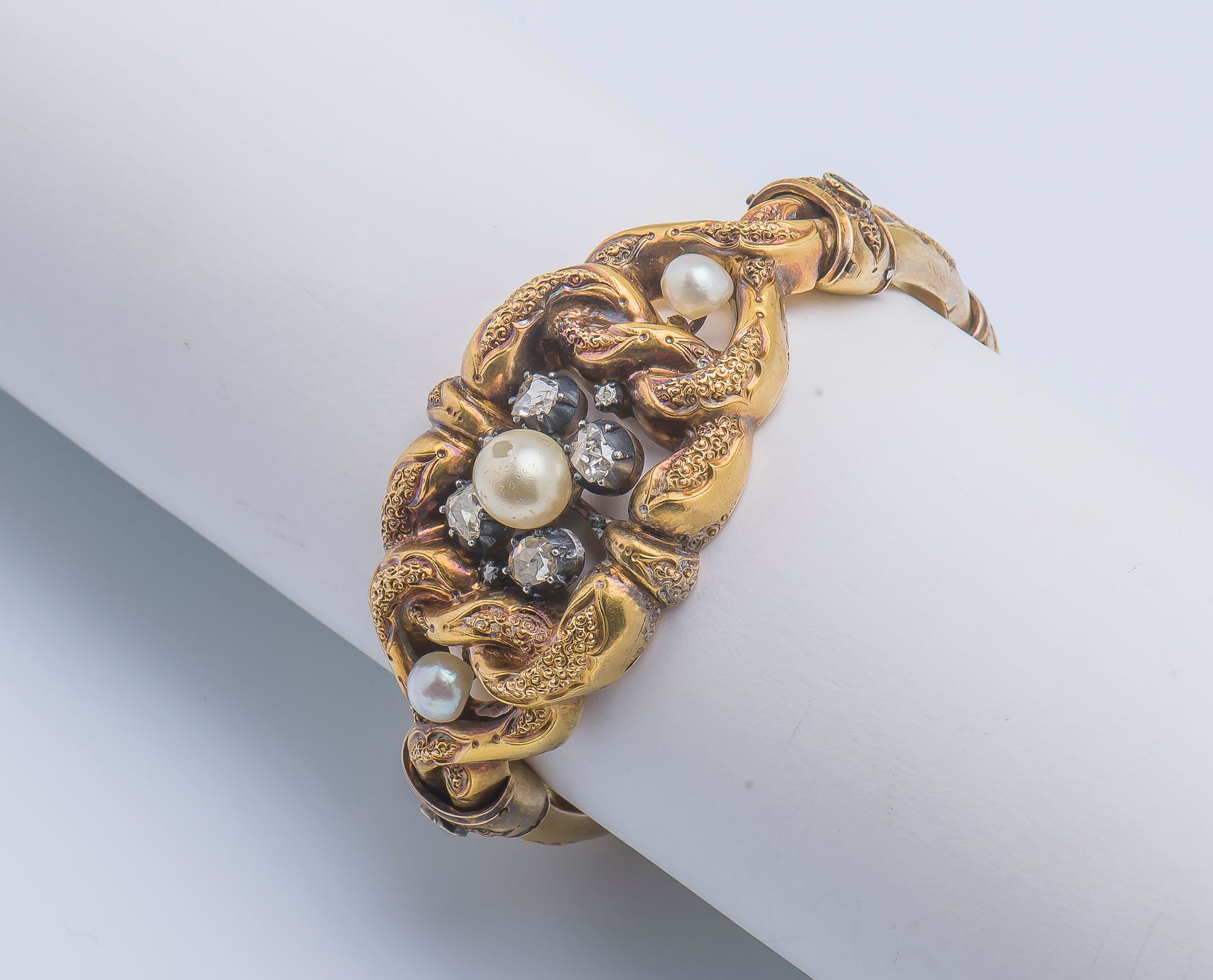 Null Bracelet jonc articulé en or jaune 18 carats (750 ‰) ciselé, le motif centr&hellip;