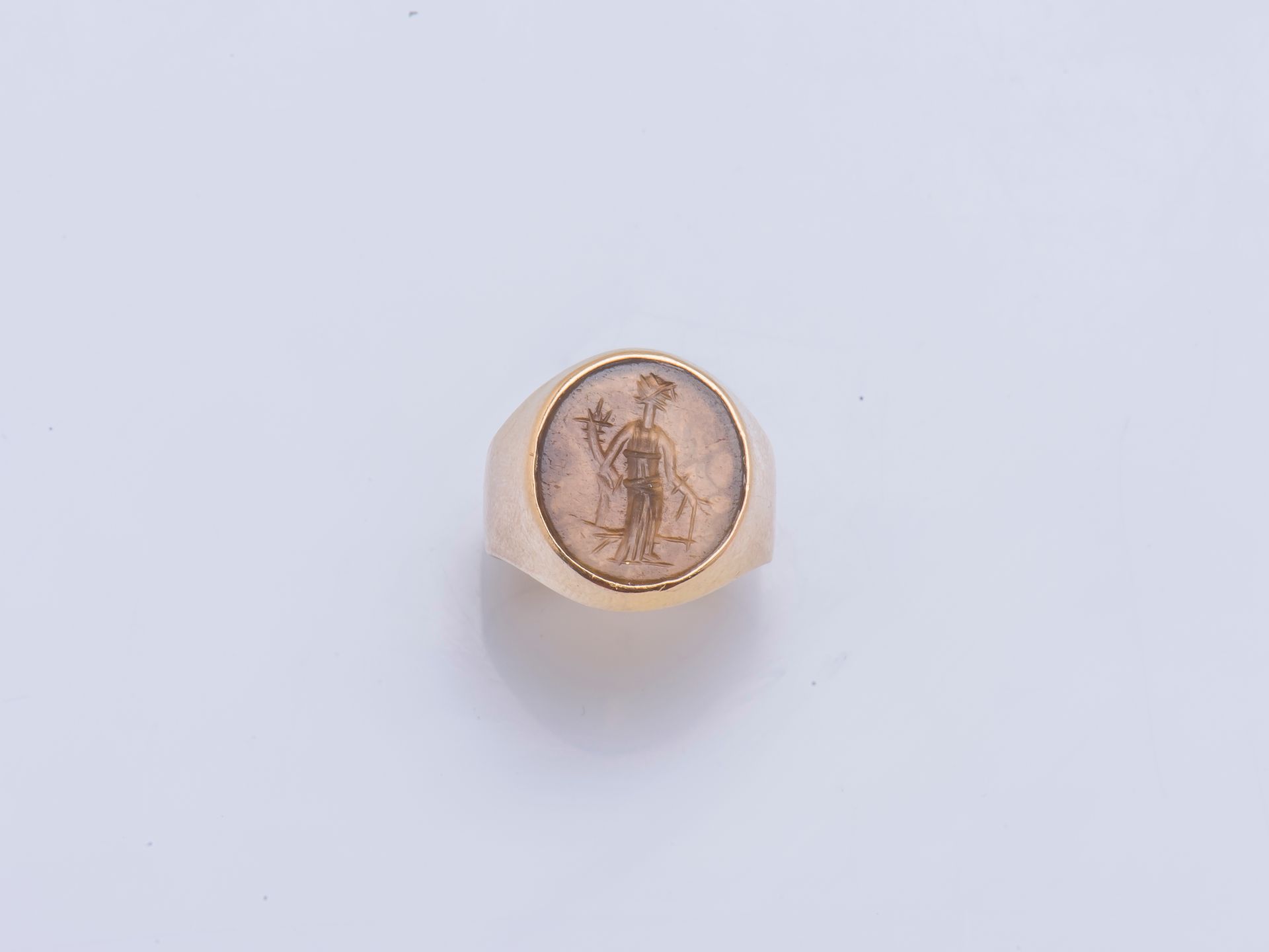 Null 黄金戒指18克拉（千分之七十五），在坚硬的石头上镶嵌了一个凹凸不平的字符。法国的工作。

手指大小：48 总重量：6.1克