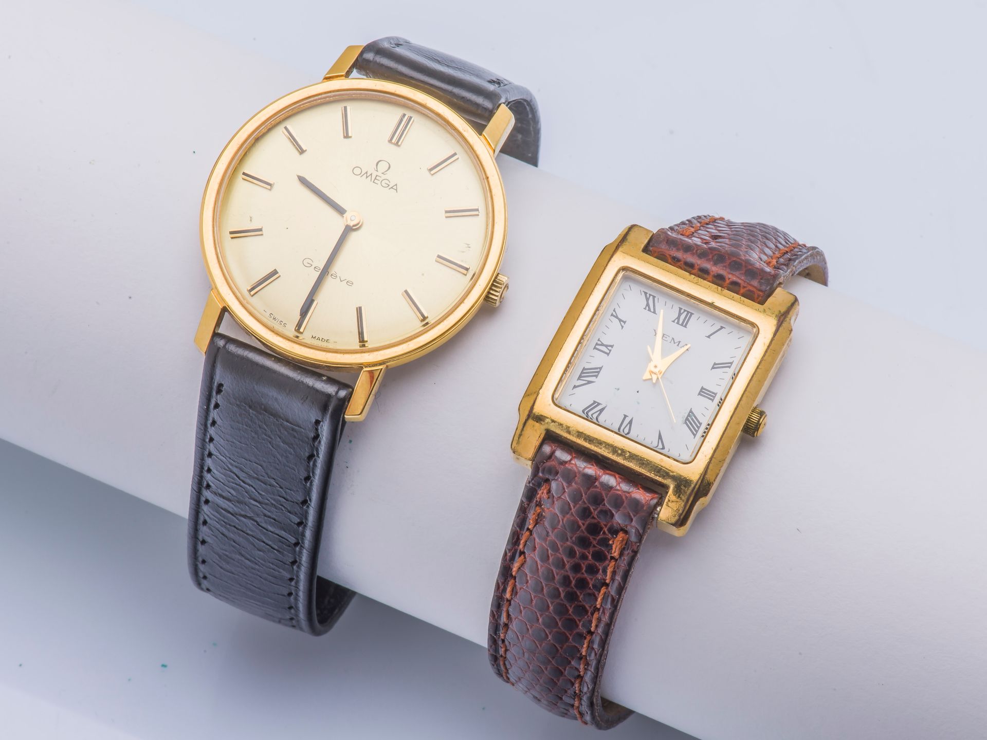 OMEGA 
Klassische Genfer Uhr, rundes gelbgoldbeschichtetes Stahlgehäuse mit gekl&hellip;