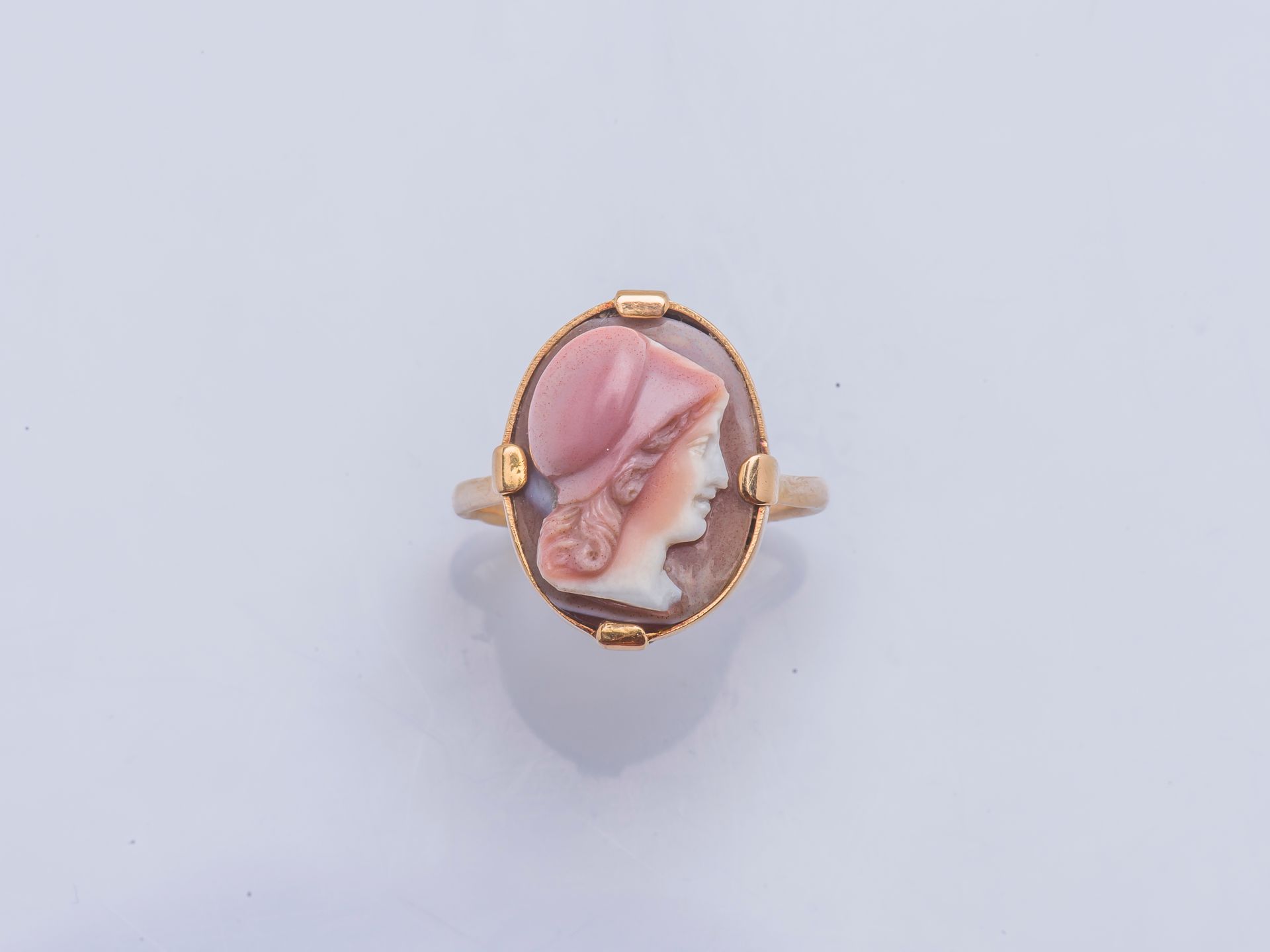 Null Yellow gold ring 18 carats (750 thousandths) set with a cameo in agate two &hellip;