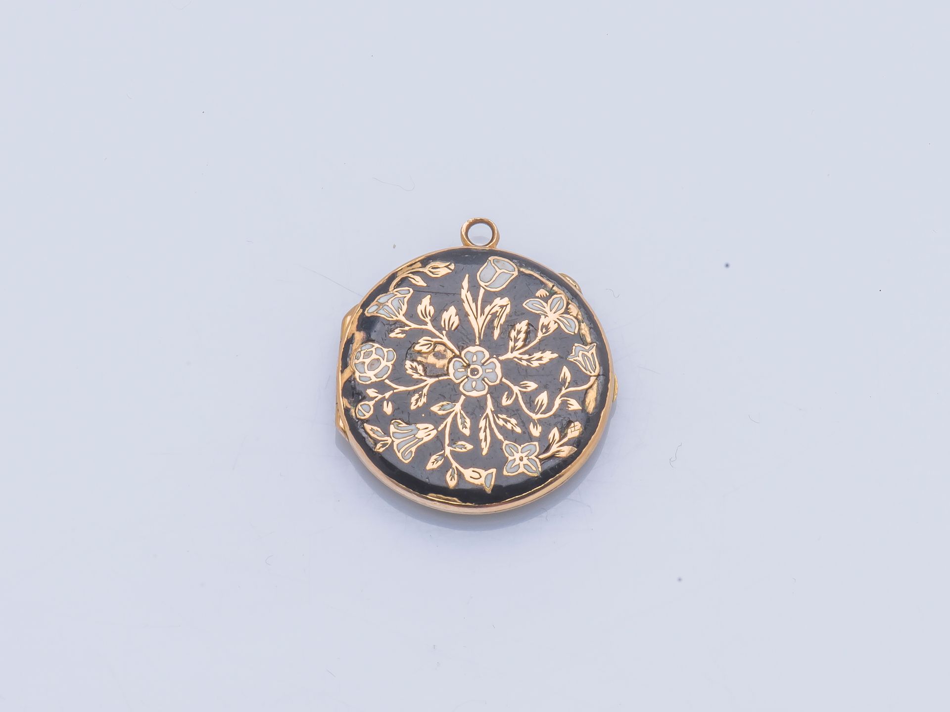 Null Round pendant in gold 18 carats (750 thousandths) with flowers decoration e&hellip;