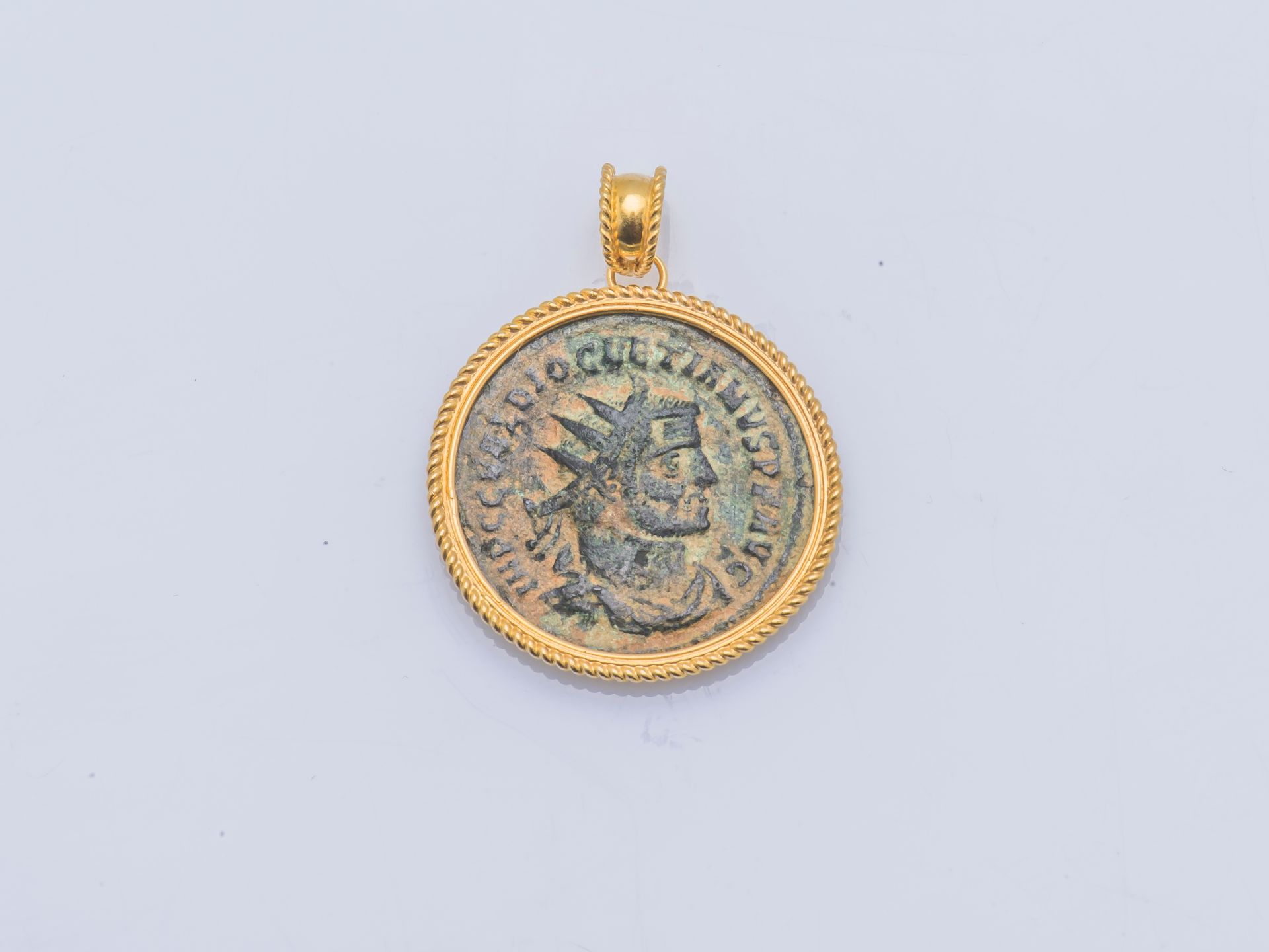 Null 18K（千分之七十五）黄金吊坠上镶嵌着戴克里先（公元285 - 294年）的Aurelianus（铜银合金）。镶嵌物以扭曲的金属丝装饰。

高度 : &hellip;