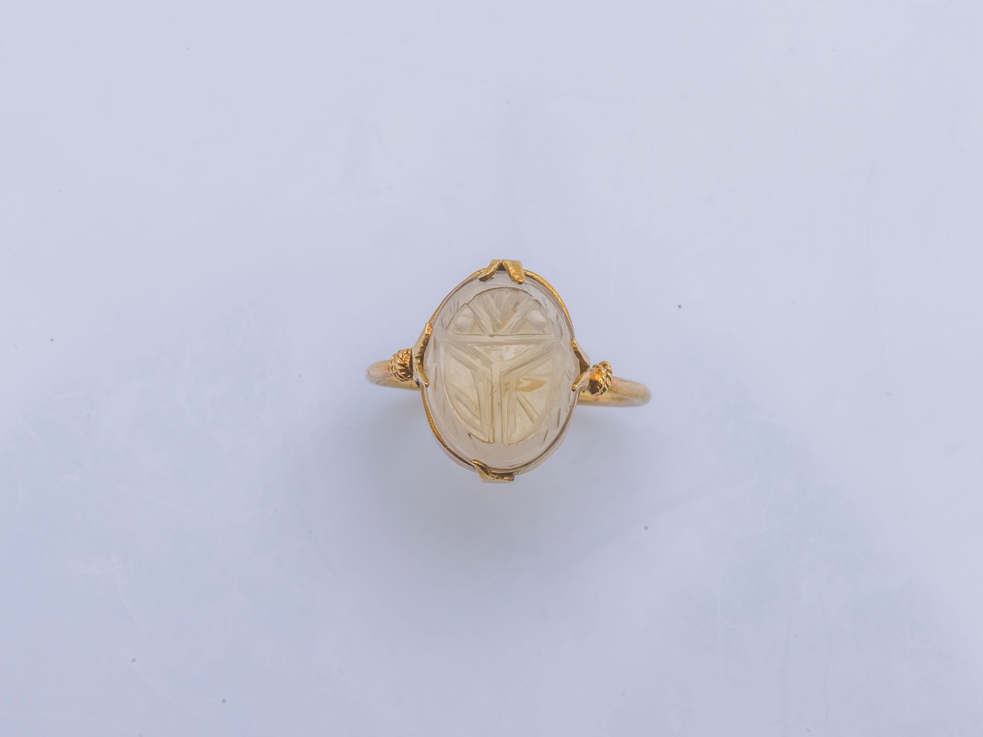 Null 18K黄金（千分之七十五）戒指，镶嵌凸圆形黄水晶，上面刻有一只甲虫（一个爪子损坏）。

手指大小 : 47 毛重 : 2,3 g