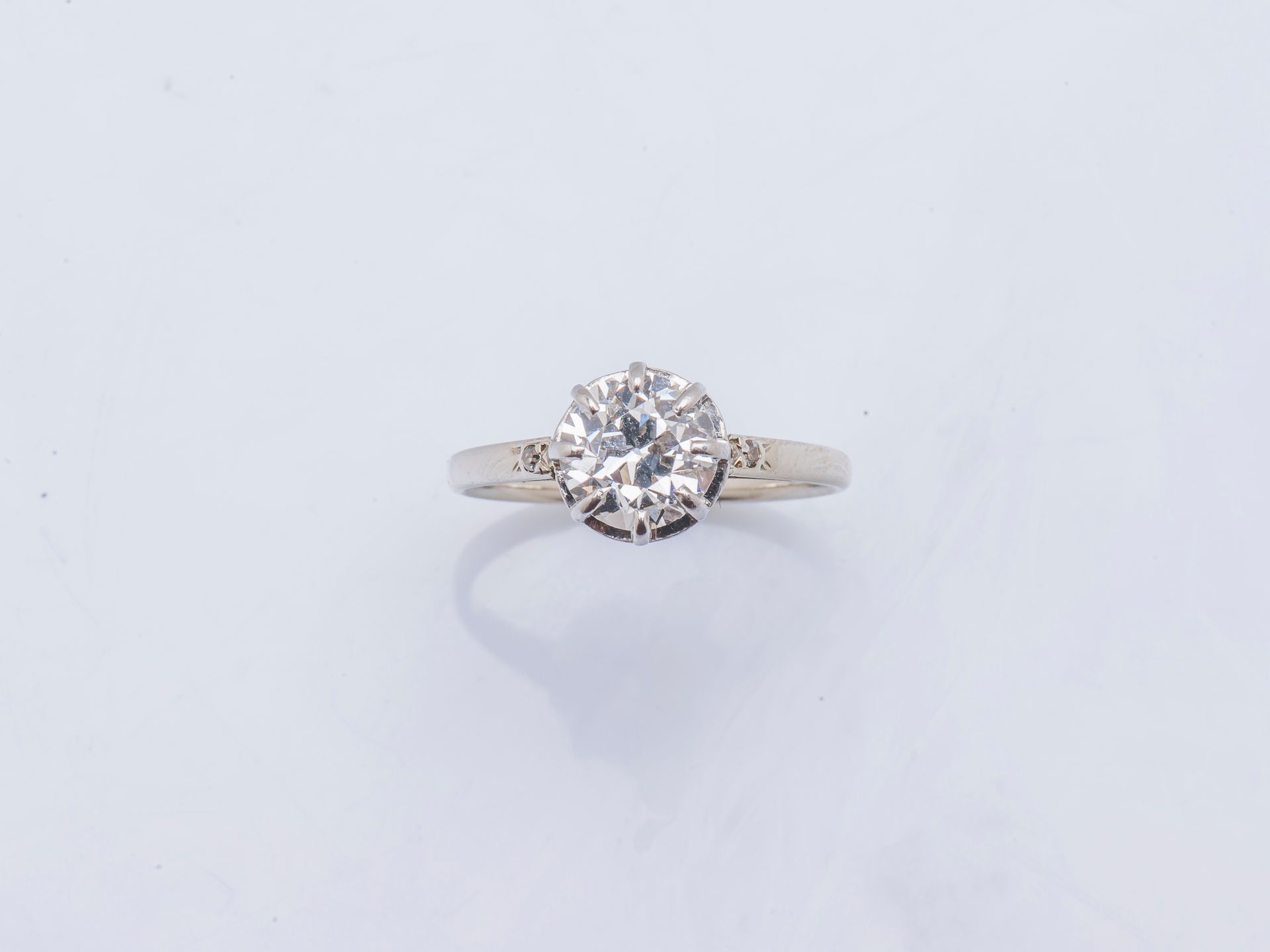 Null 18K白金（千分之七十五）和铂金（千分之八十五）的单颗戒指，装饰有一颗约1.50克拉的老式切割钻石，由8个爪子镶嵌。 
手指的大小：54/55。毛重：&hellip;