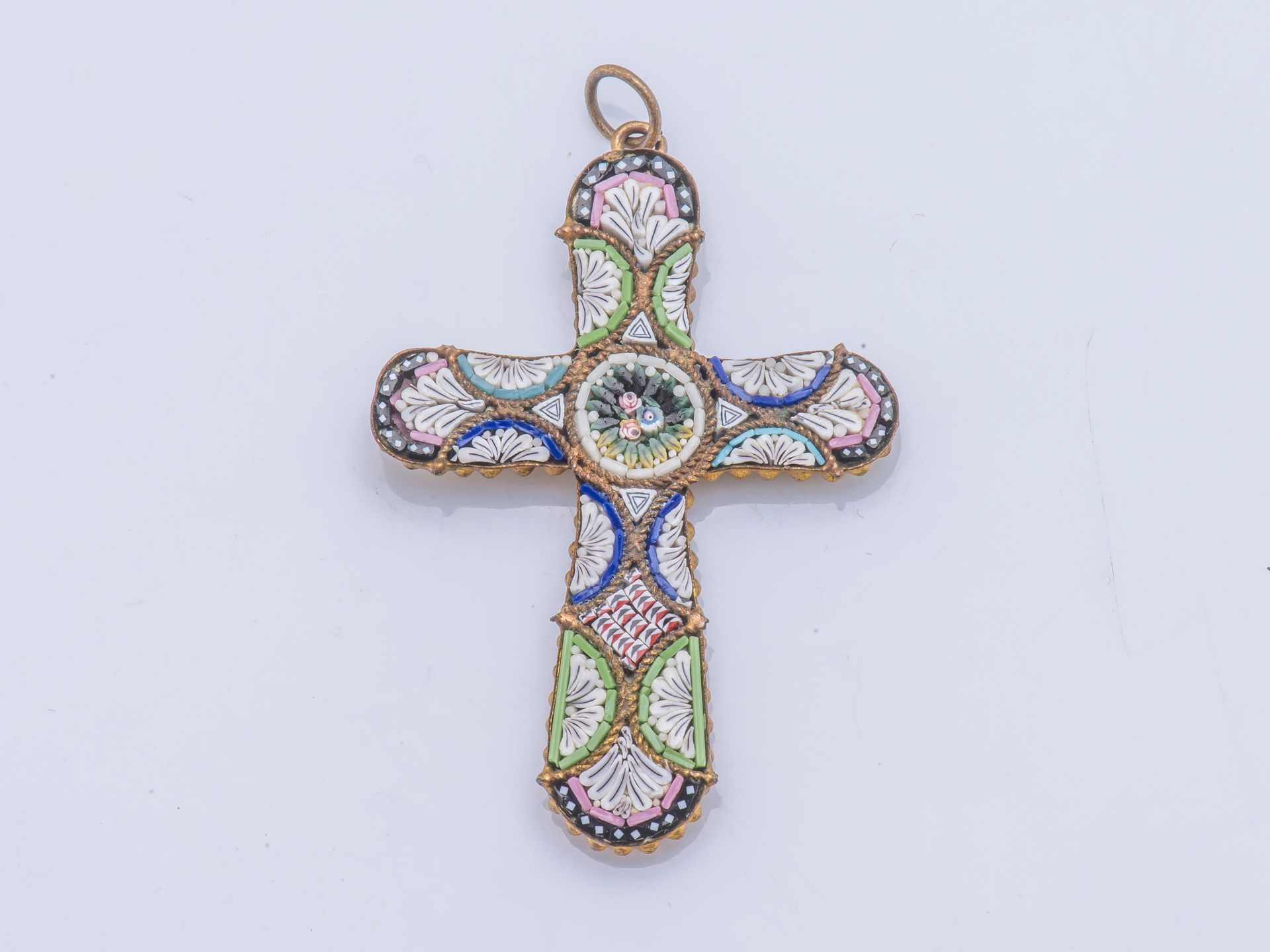 Null Pendentif croix en métal doré sertie de micro-mosaïque, souvenir du Grand T&hellip;