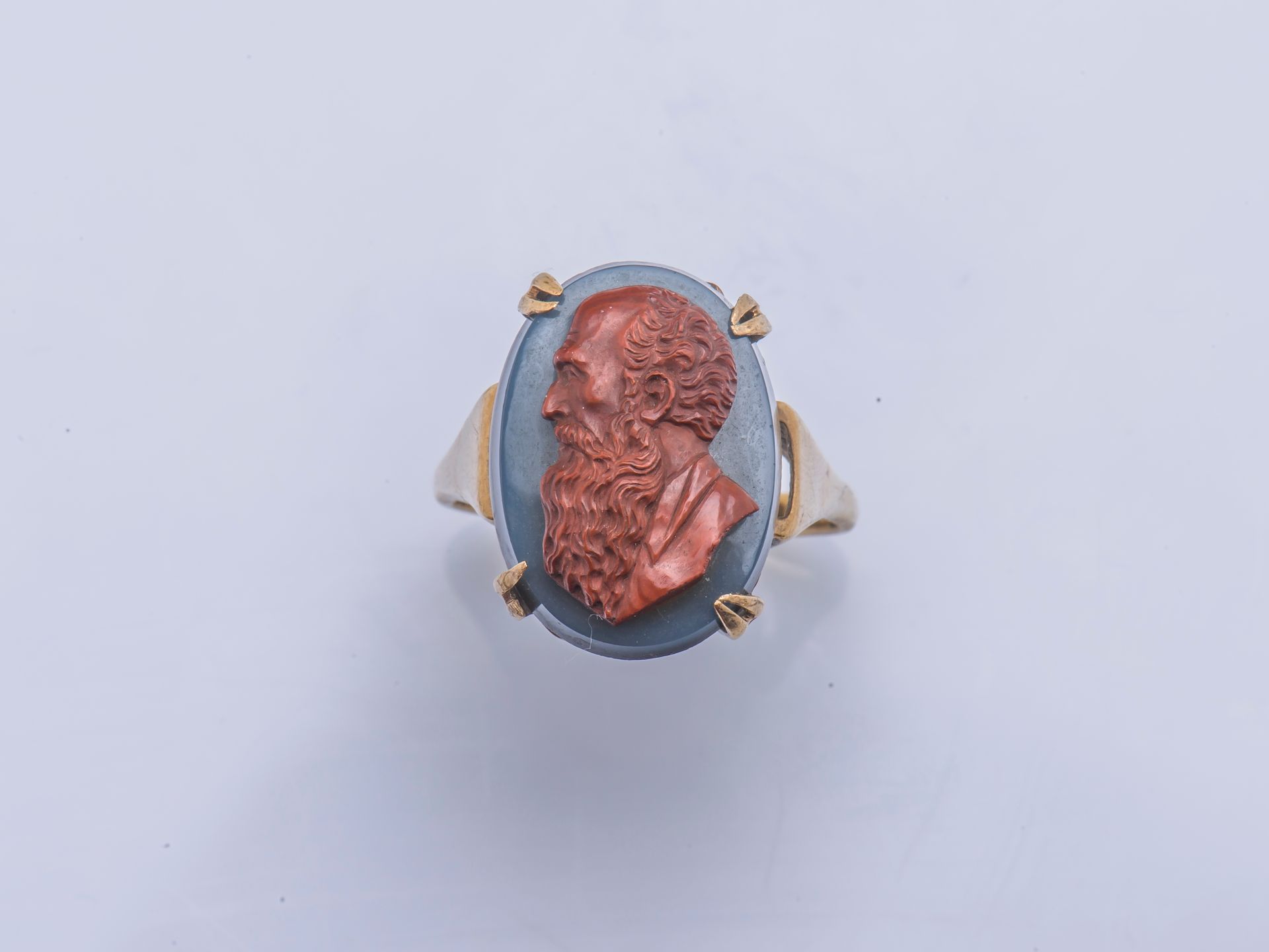 Null 9克拉（千分之三十五）的黄金戒指上镶嵌着玛瑙浮雕，代表一个大胡子的人的轮廓（意外的是一个爪子）。

手指大小：58 总重量：6.4克