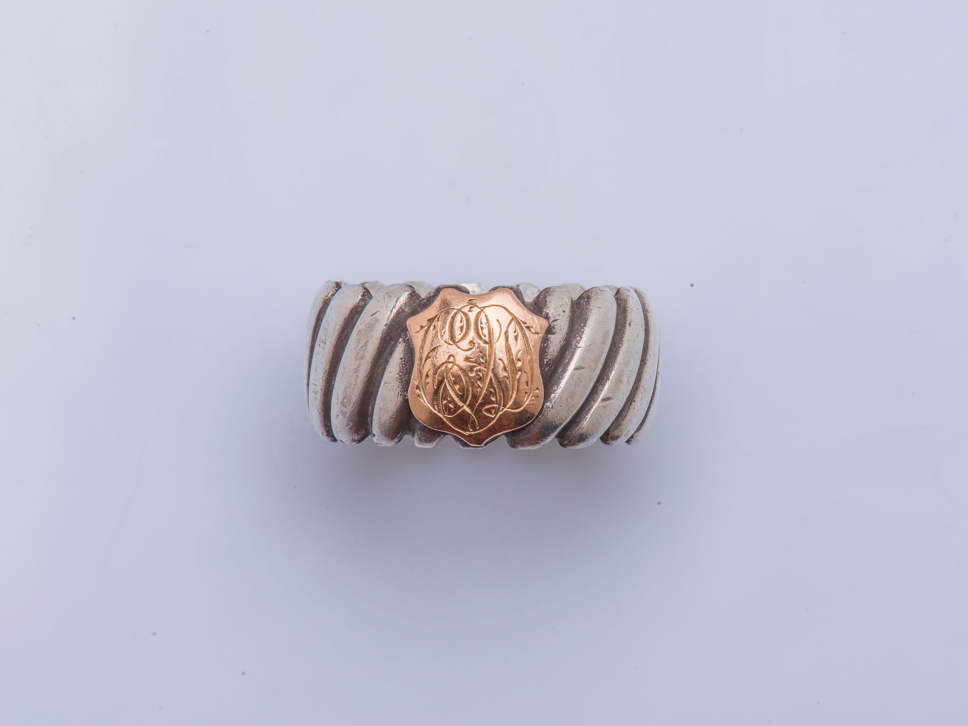 Null 银带戒指（千分之925），装饰有18克拉黄金（千分之750）的纹章。

手指大小：58 总重量：10克