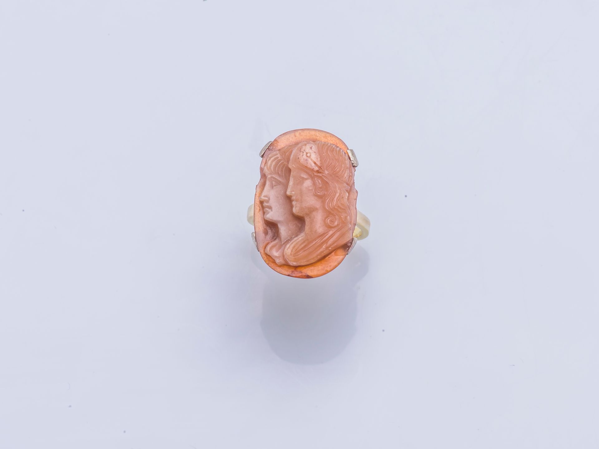Null Ring aus 18 Karat Gelbgold (750 Tausendstel), verziert mit einer Achatkamee&hellip;