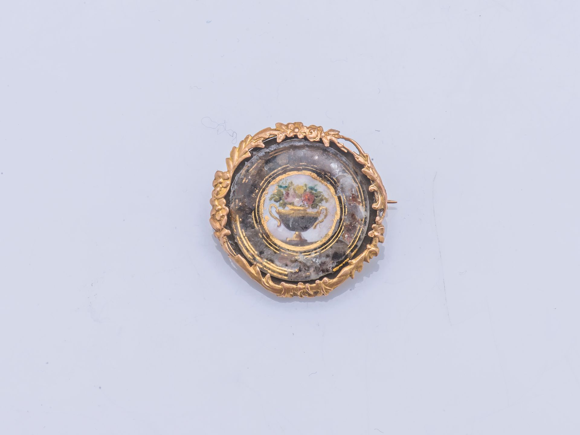 Null Broche ronde en or jaune 18 carats (750 millièmes) orné d'une miniature fix&hellip;