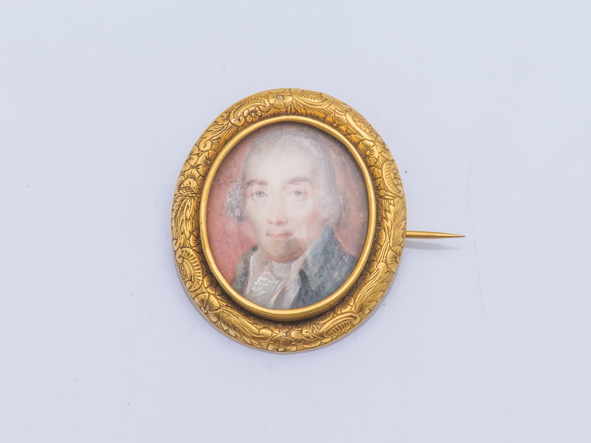 Null 一枚18克拉（750千分之一）的金质奖章胸针，上面镶嵌着一个19世纪风格的男子肖像的椭圆形缩影，边框上刻有花朵。

高度 : 4 cm 毛重 : 10&hellip;