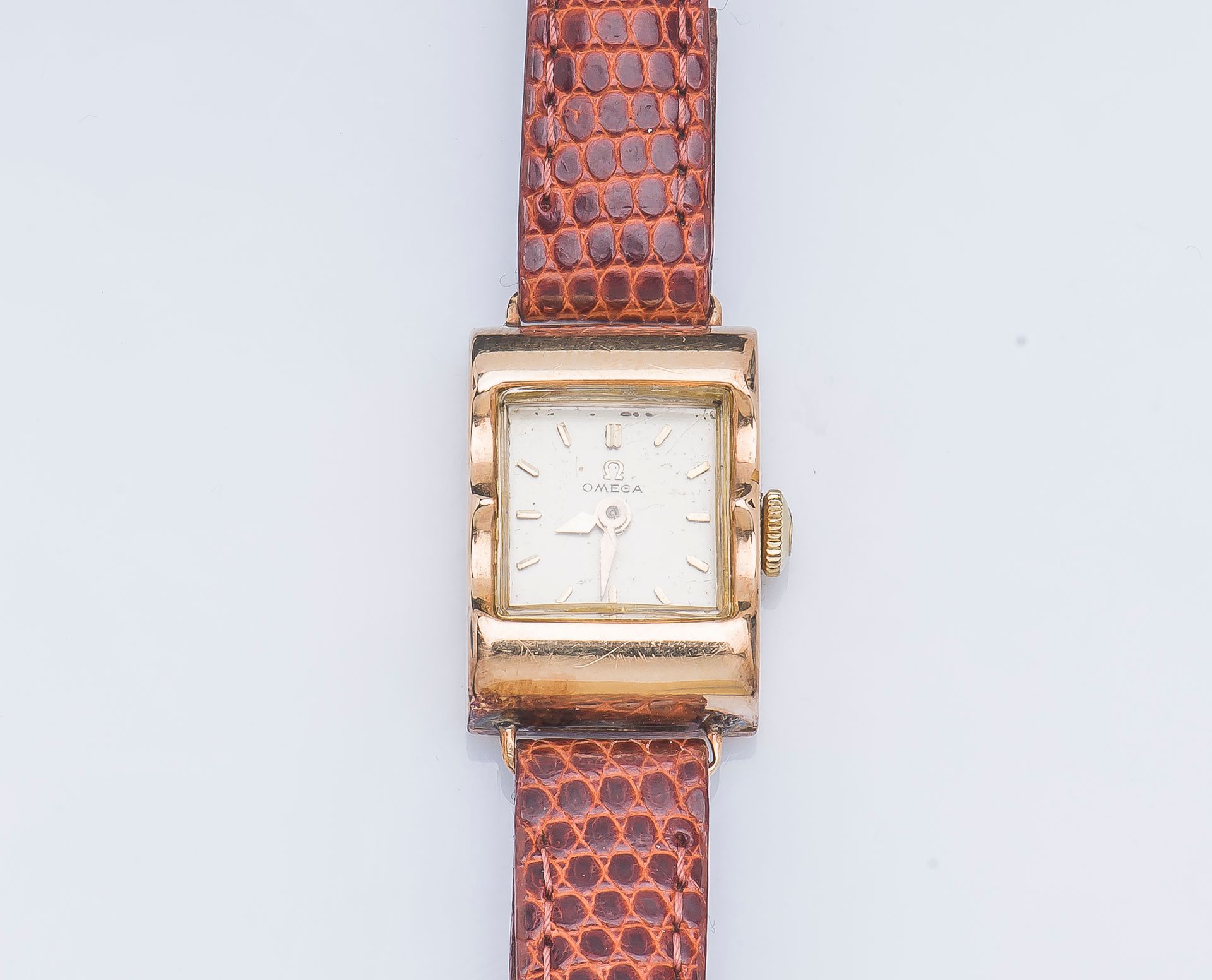 OMEGA vers 1940 女士腕表，18K（750‰）黄金圆拱形长方形表壳，夹式表背（法国表壳，金匠A.B.）。银色表盘上标有欧米茄的字样，并有应用指挥棒&hellip;