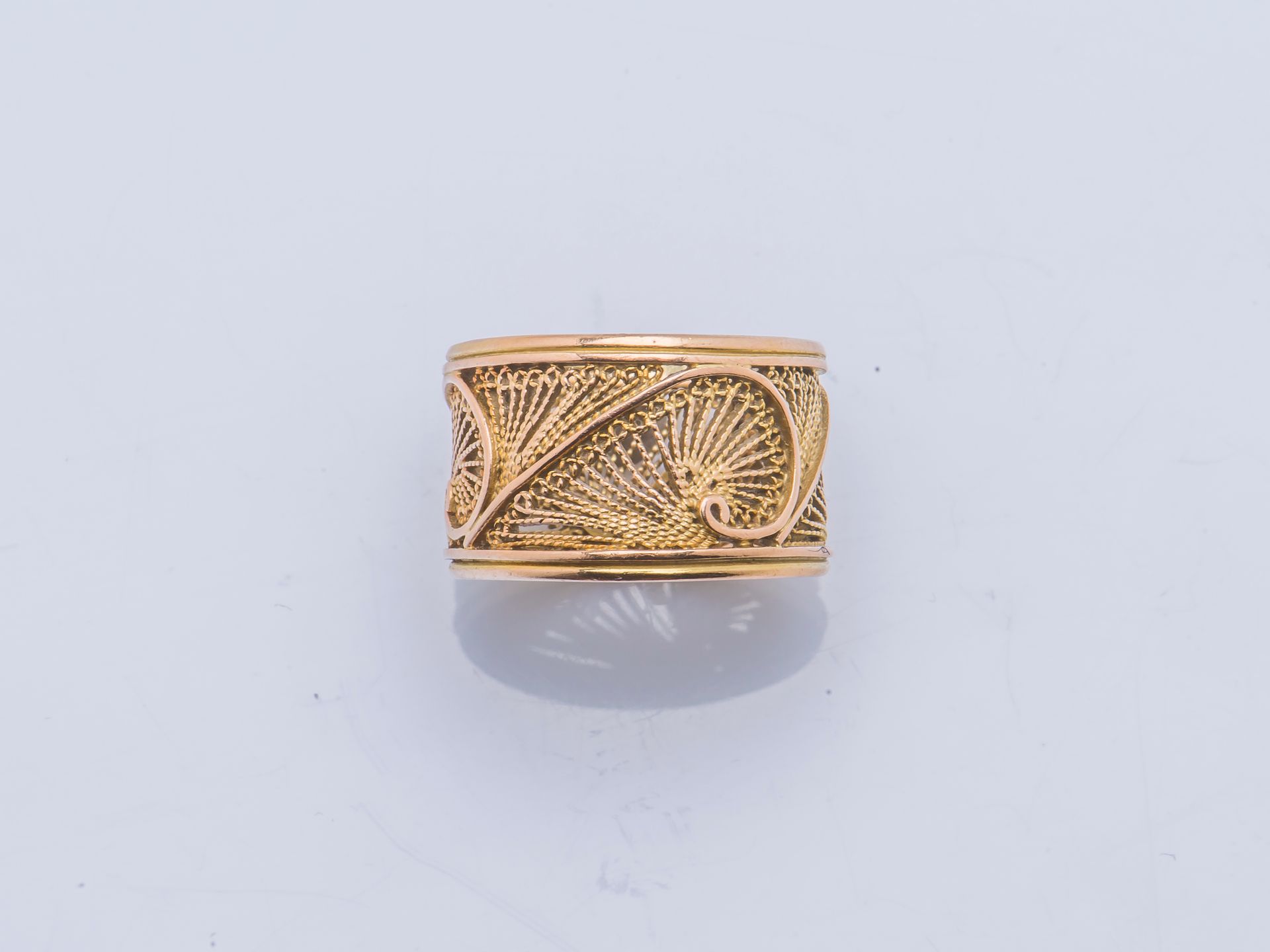 Null 14克拉（585千分之一）黄金带戒指，带花丝装饰。

手指大小：50 总重量：4.9克