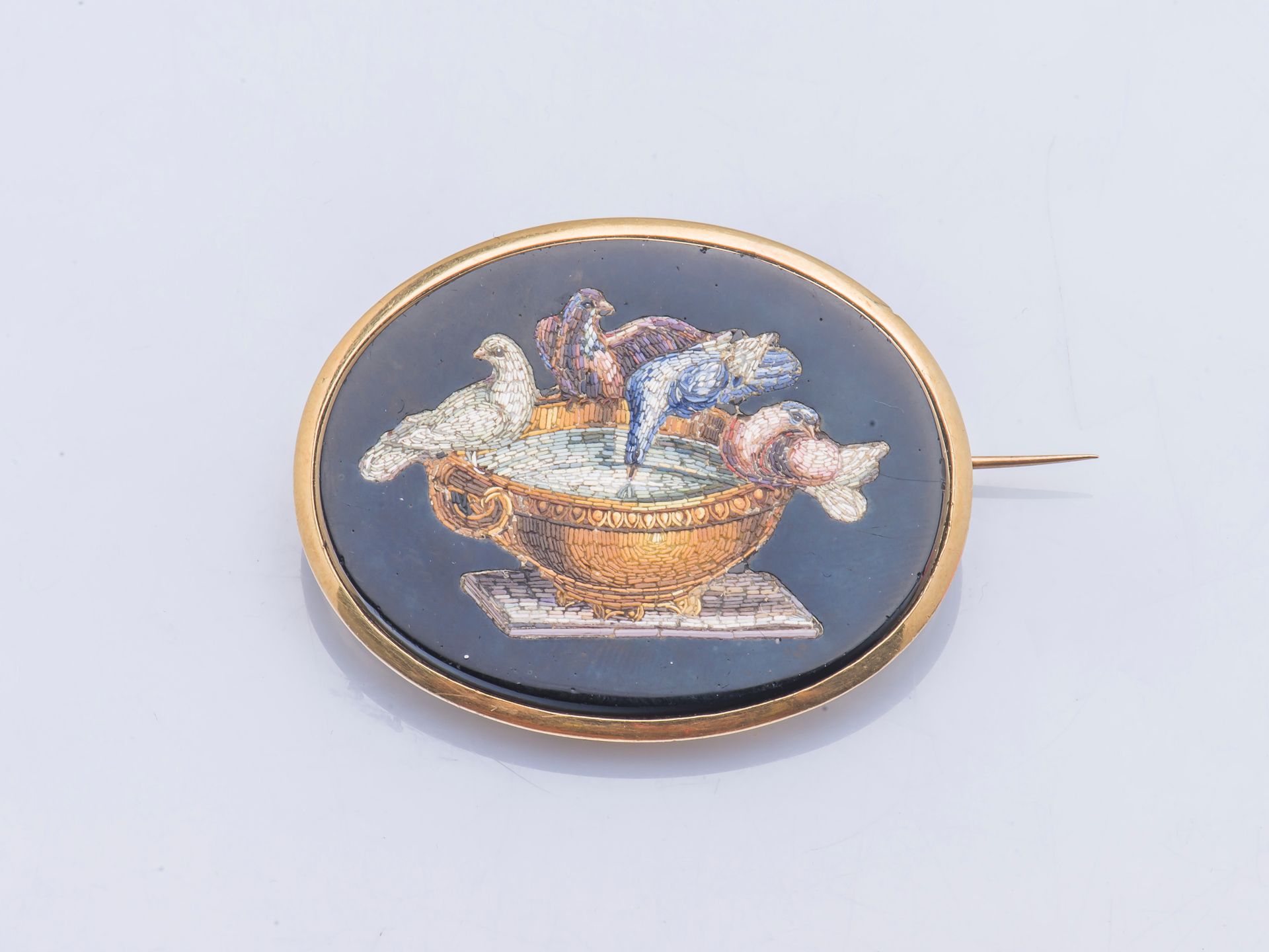 Null Spilla ovale a medaglione in oro (750 millesimi) con micro-mosaico di uccel&hellip;