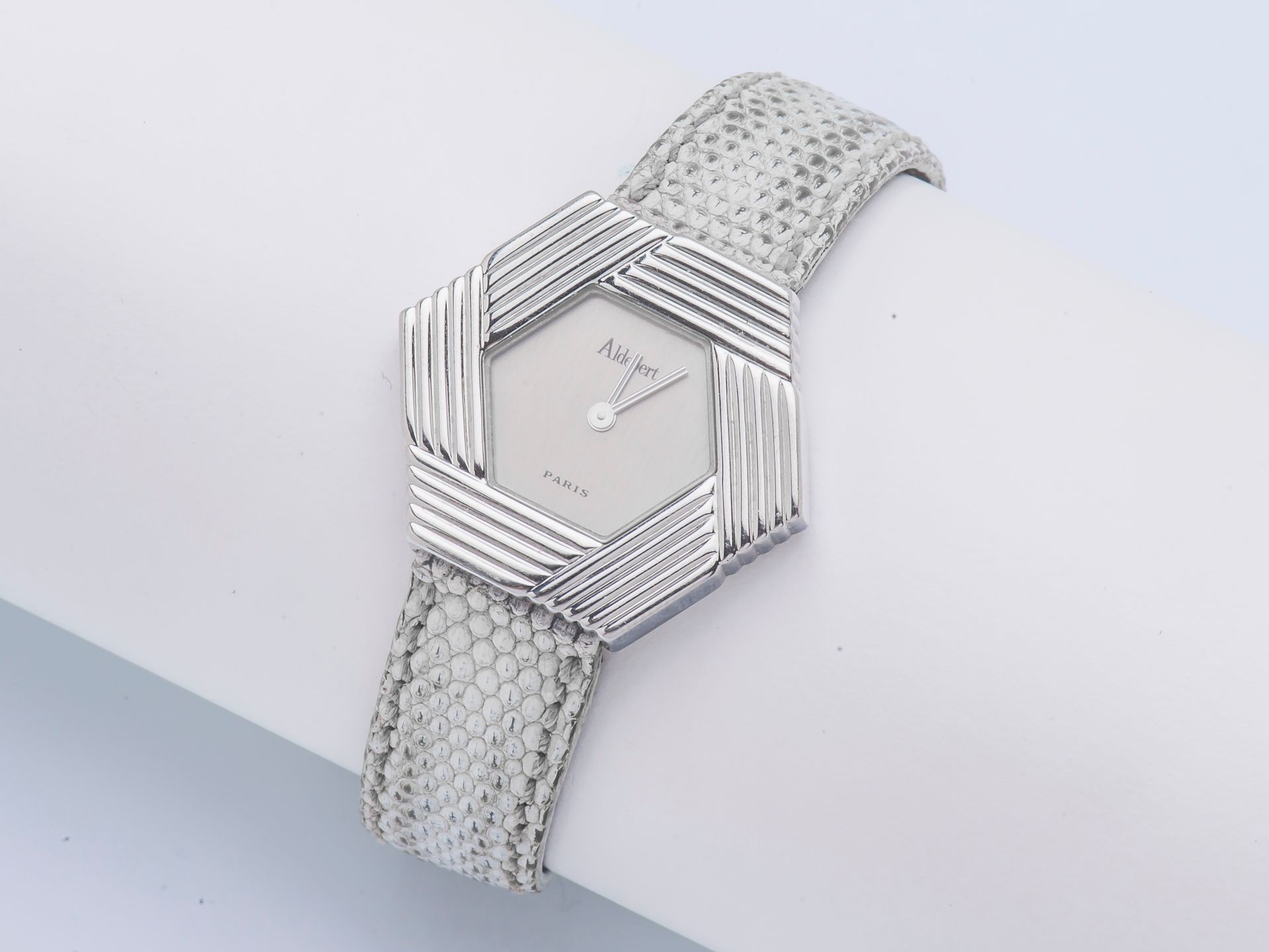 ALDEBERT vers 1990 Montre bracelet de dame en acier, le boitier hexagonale orné &hellip;