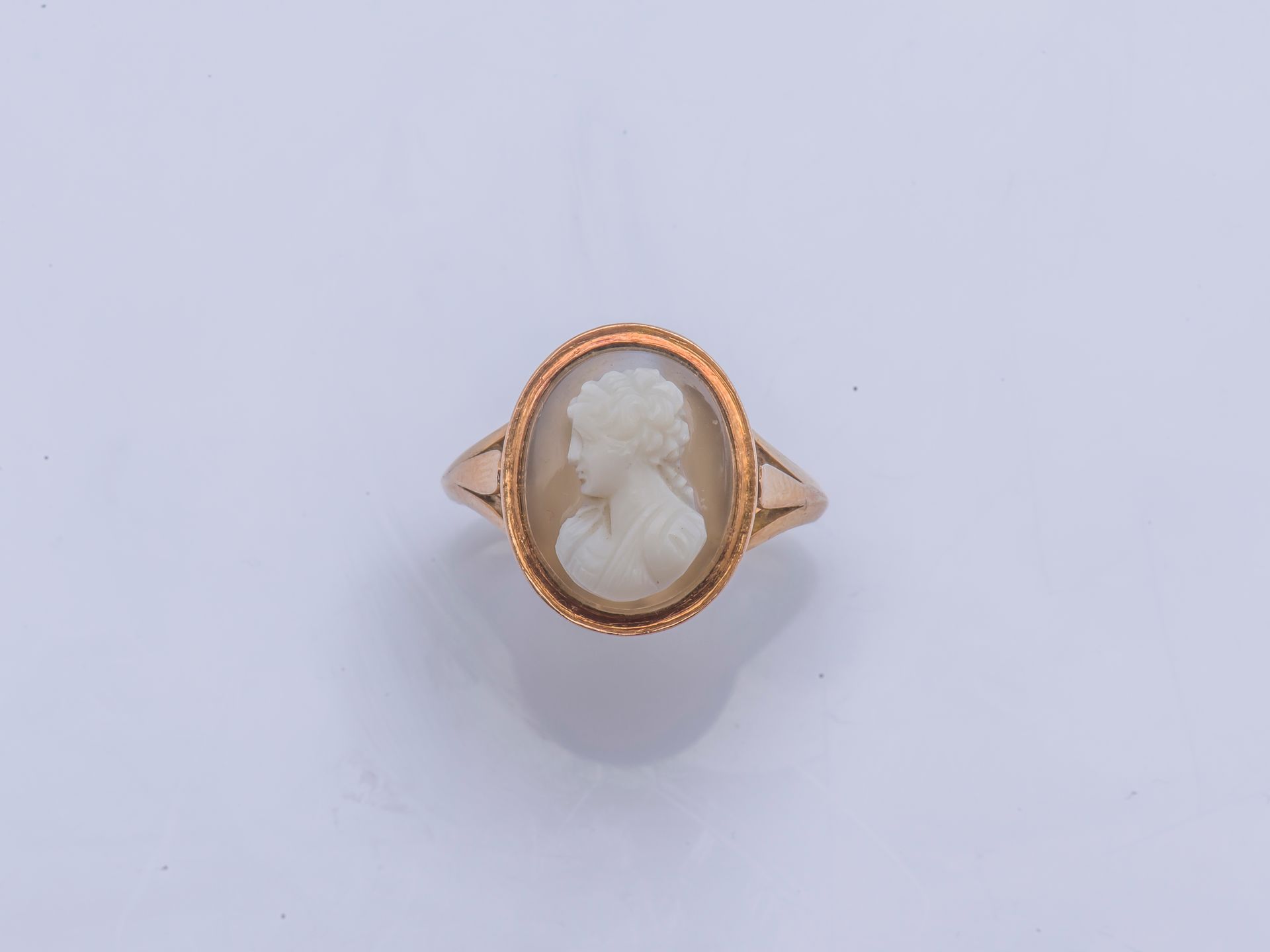 Null 14克拉（585千分之一）玫瑰金戒指上镶嵌着玛瑙浮雕，显示出一个女人的轮廓。

手指大小: 56 / 57 毛重: 4,5 g