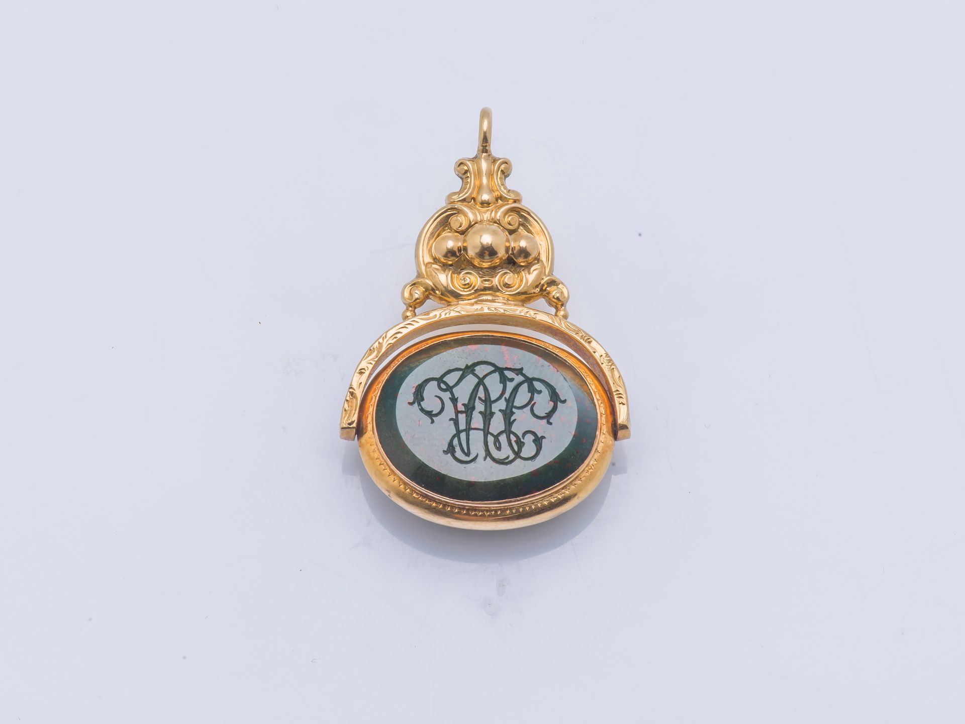 Null Pendant swivel seal in yellow gold 18 carats (750 thousandths) set with a b&hellip;
