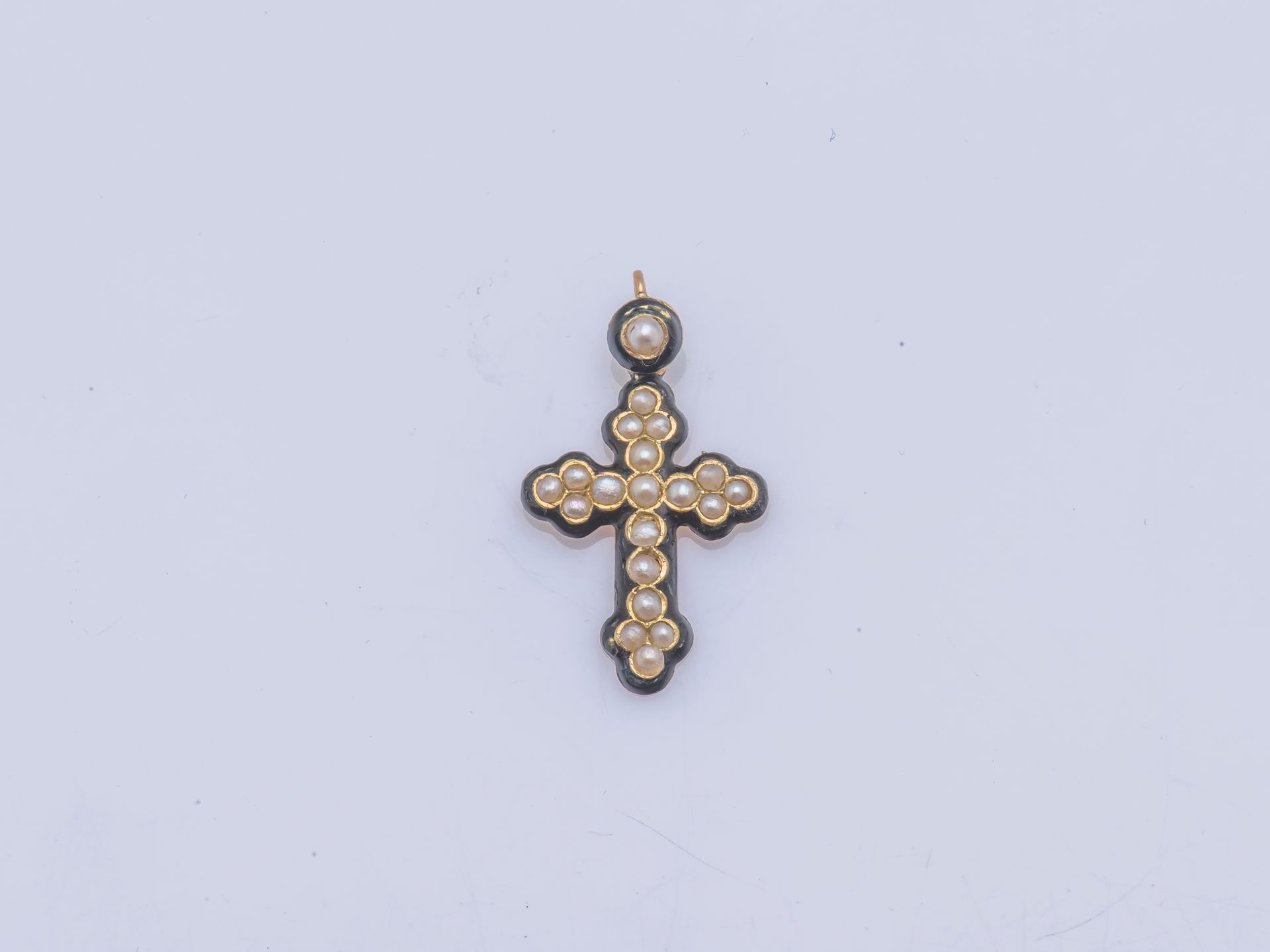 Null Pendentif croix en or rose 18 carats (750 millièmes) serti de perles dans u&hellip;