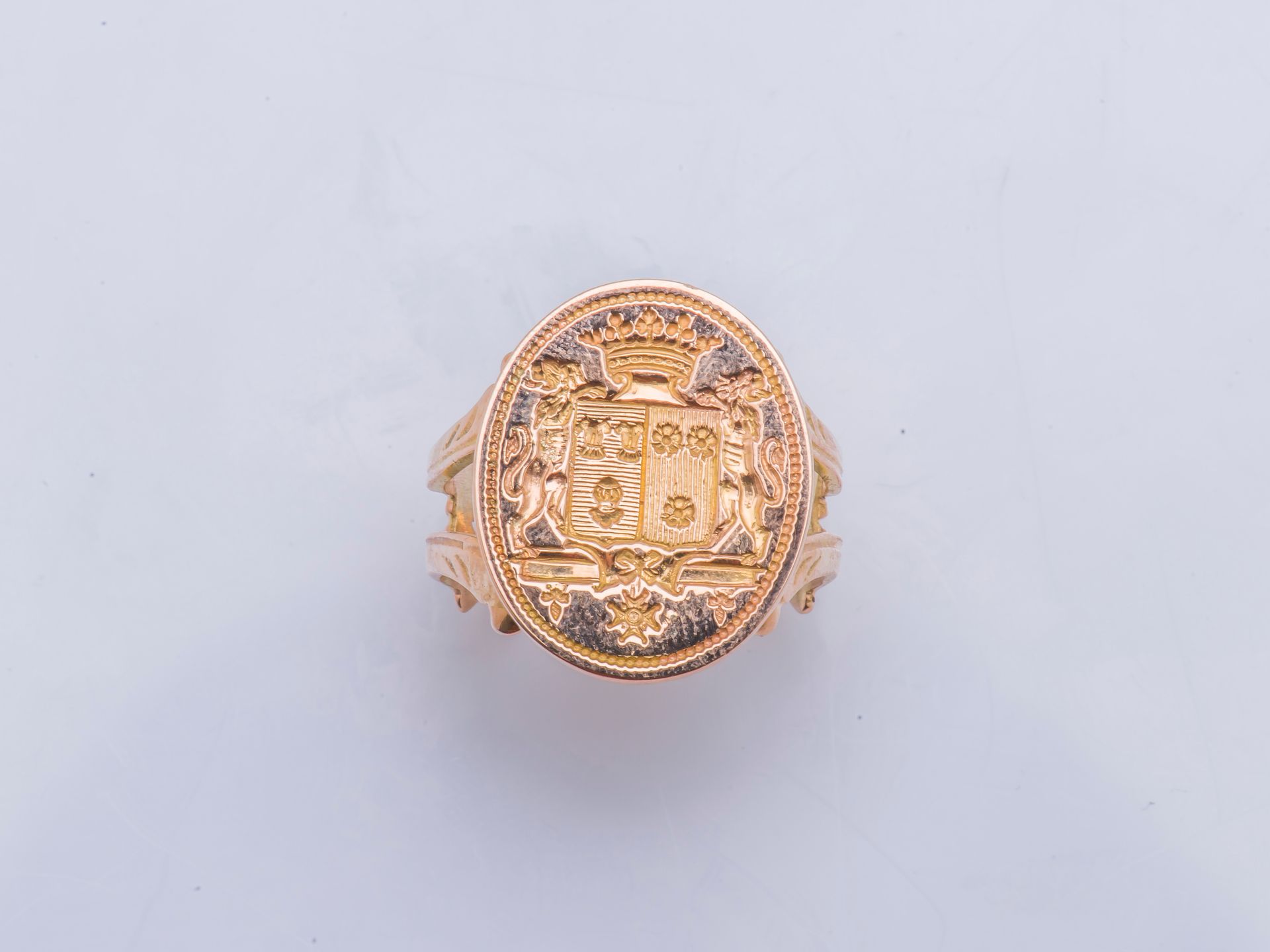Null 18克拉（750千分之一）的黄金环形印章，是对刻有婚姻纹章的印章的改造。印记：巴黎，1783年，金匠J.V.D。

手指大小：61 总重量：9.1克