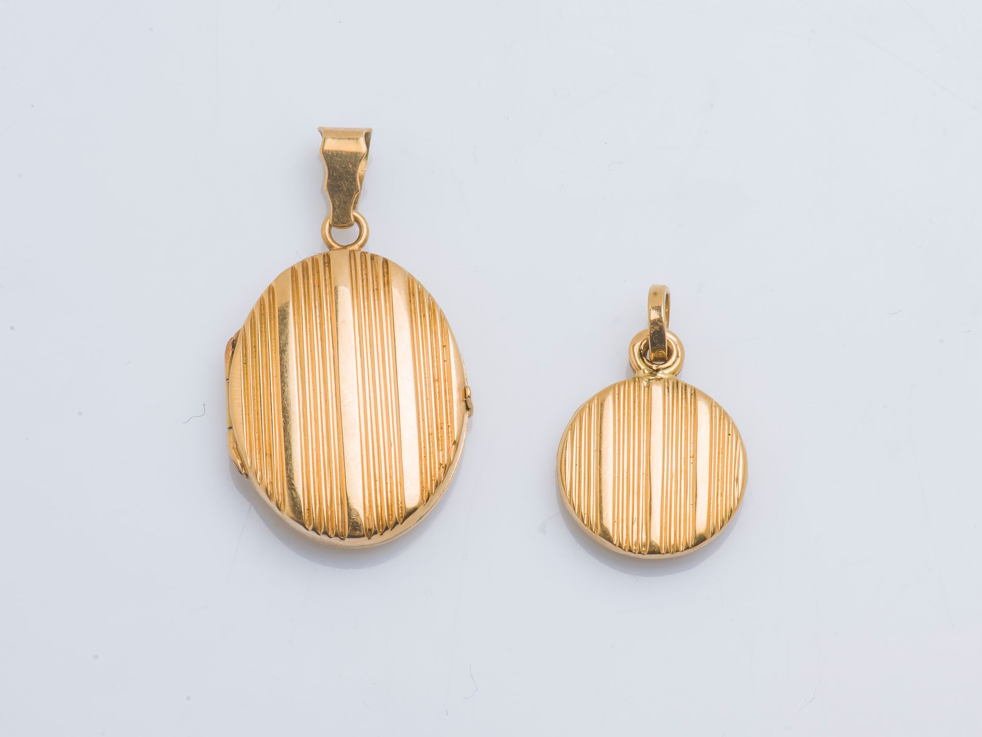 Null Lot de deux pendentifs souvenir en or jaune 18 carats (750 ‰) à décor strié&hellip;