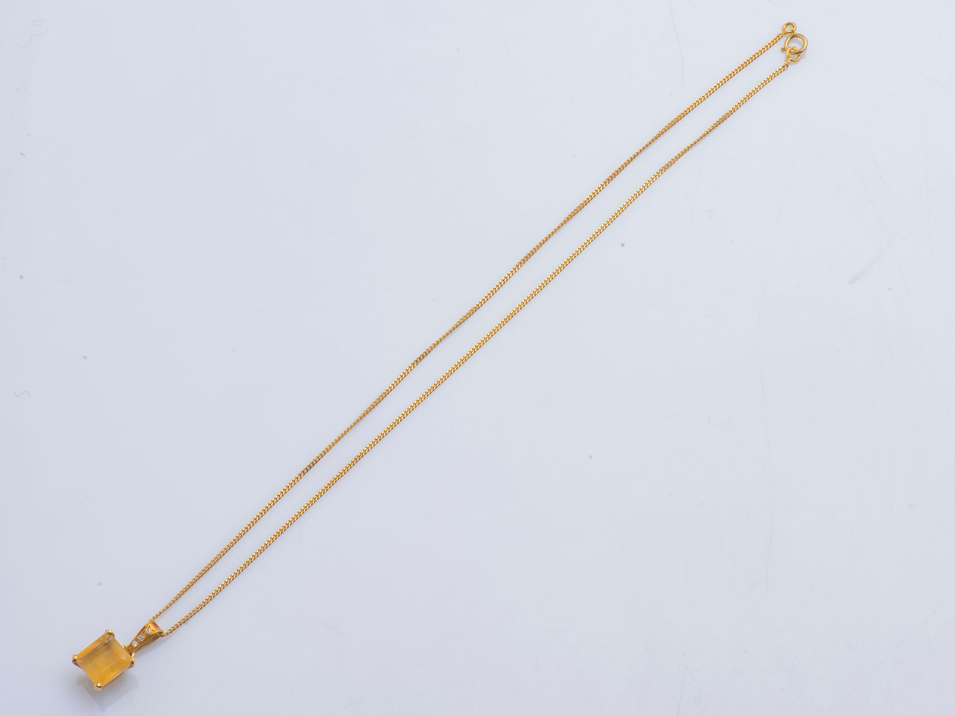Null 18克拉黄金（750‰）项链，由一条链子和一个镶有长方形黄水晶（碎裂）的吊坠组成，吊坠上镶有三颗旧式切割小钻石。 
链长：40.7厘米 坠子高度：2厘&hellip;