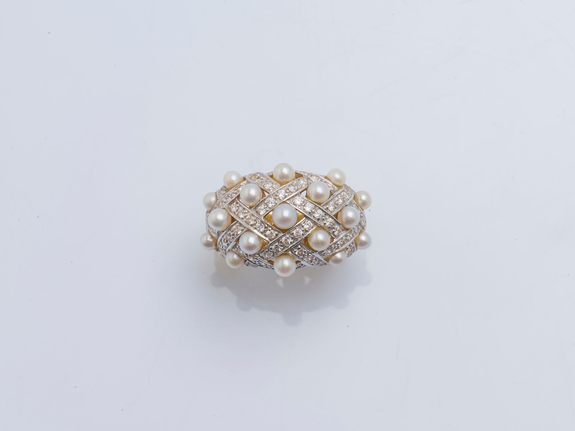 Null 一枚18K(750‰)黄金和白金凸纹戒指，画着养殖珍珠的花纹和明亮式切割钻石的线条。
手指大小：49 总重量：9.9克