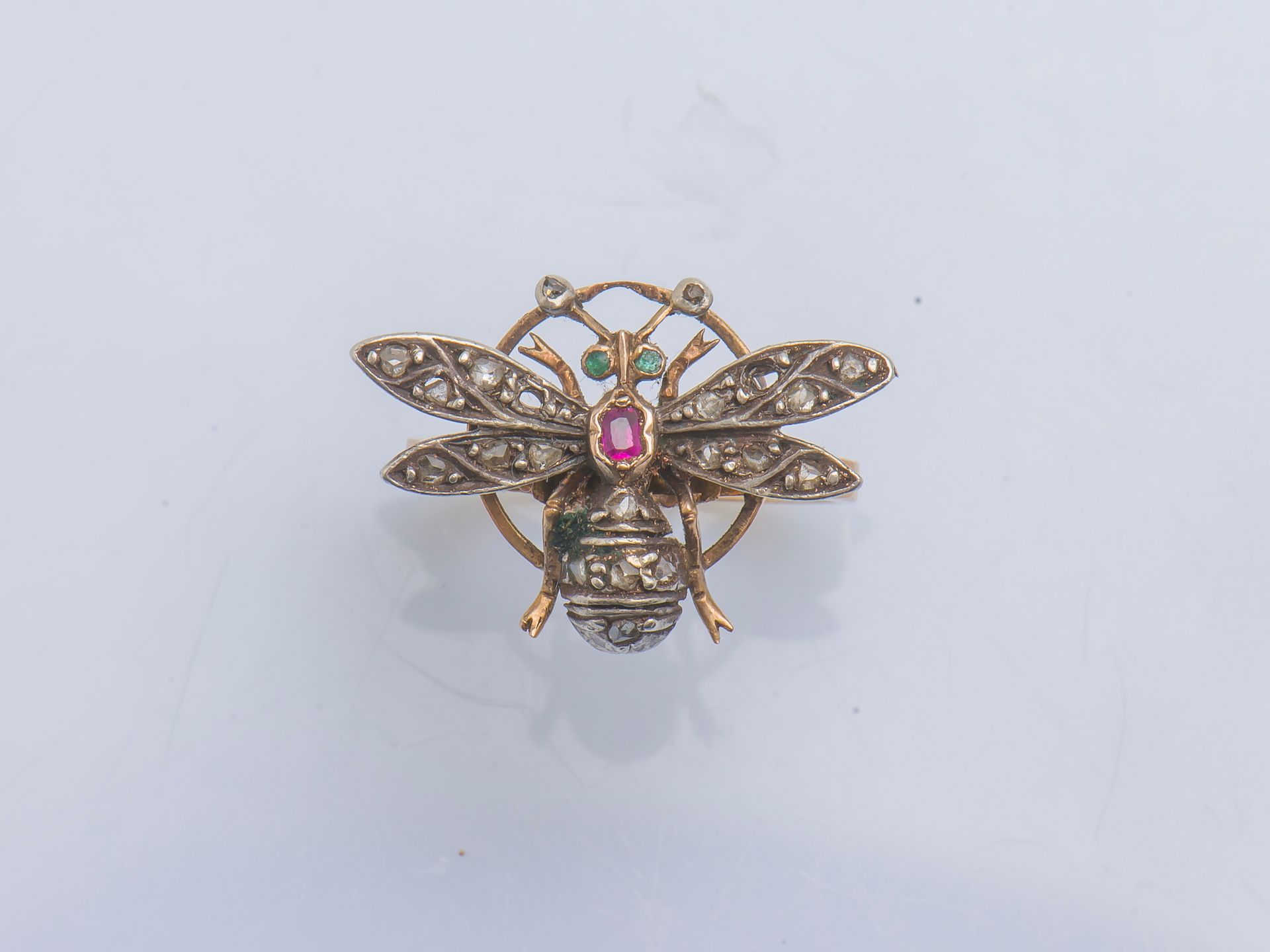 Null 18K (750 ‰) yellow gold ring with bee motif set with rose-cut diamonds (mis&hellip;