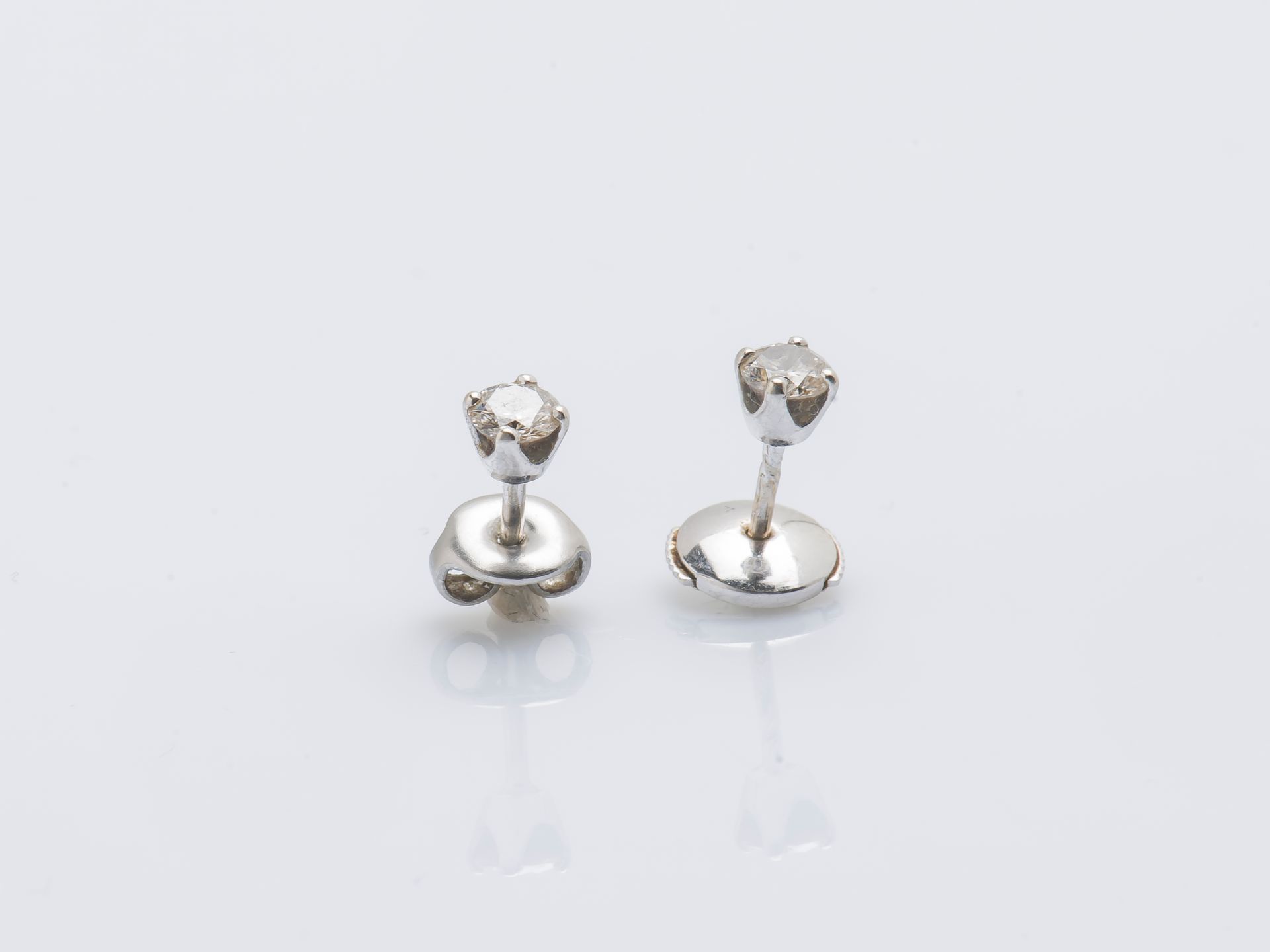 Null 一对18克拉(750 ‰)白金耳环，每只耳环都镶嵌了一颗约0.20克拉的明亮型切割钻石。
毛重：1.2克