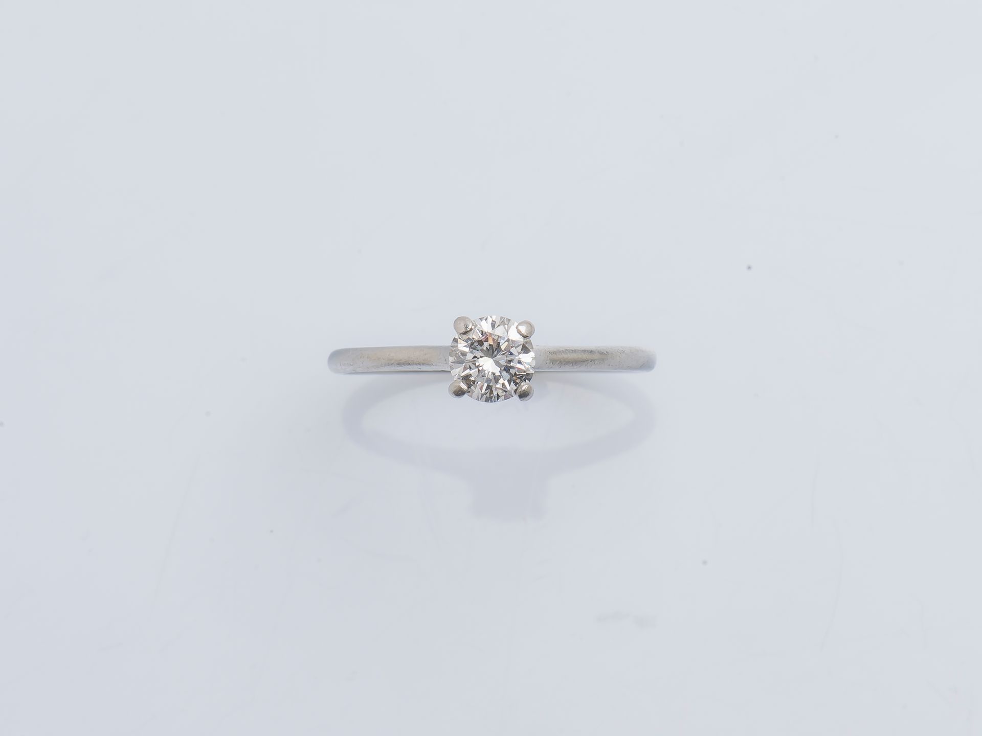 CARTIER Bague solitaire en platine (950 ‰) ornée d'un diamant taillé en brillant&hellip;