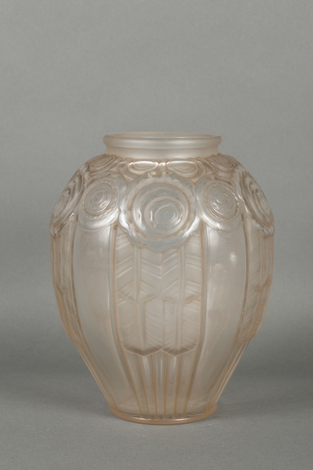 Null 安德烈-胡内贝尔(1896-1985)和罗杰-科尼维尔(1903-1956) 
玫瑰花 "花瓶。压制缎面处理的模制玻璃。已签名。 
H.22厘米