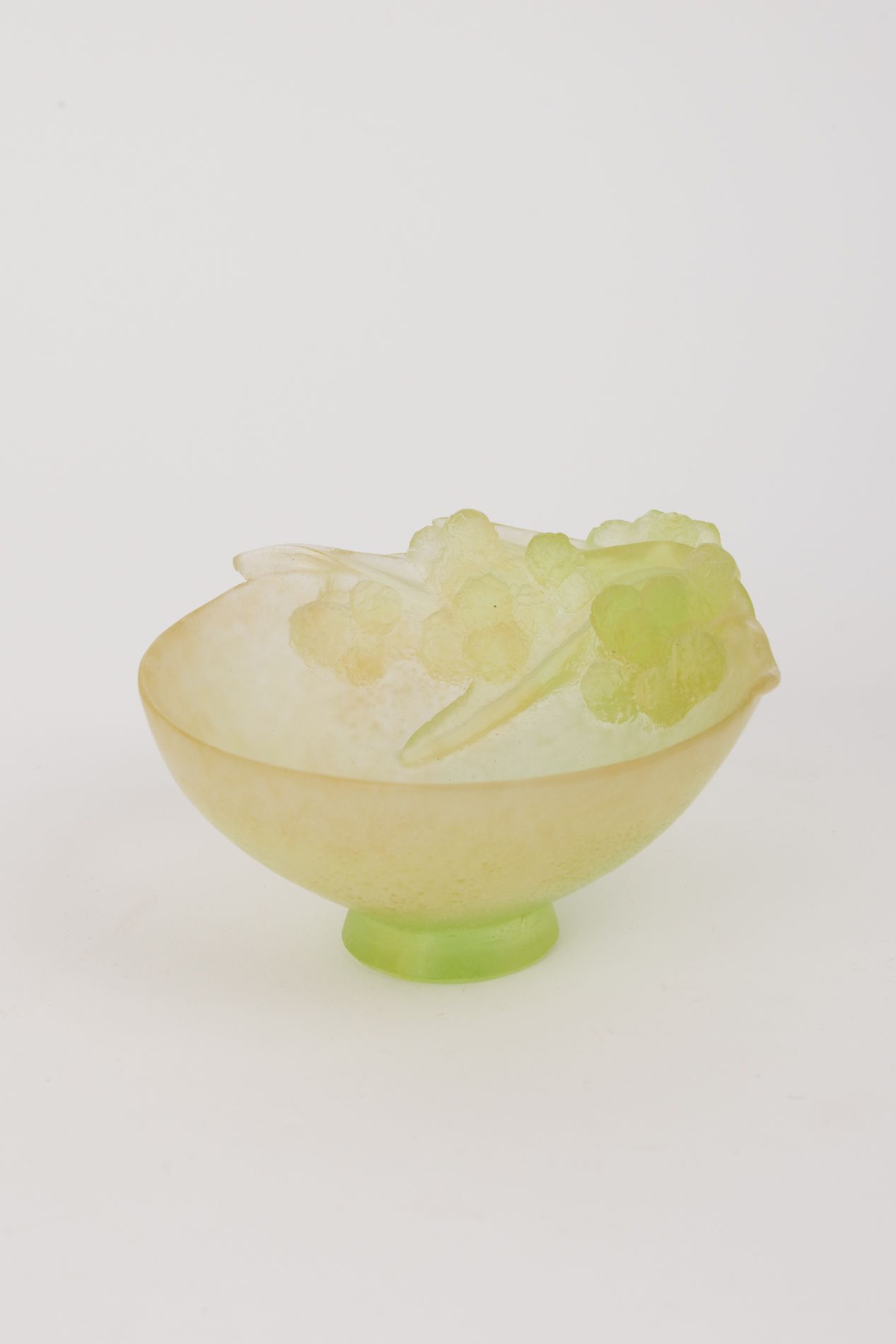 Null 法国DAUM 
绿色和黄色玻璃碗，有水果图案。已签名。 
H.7厘米