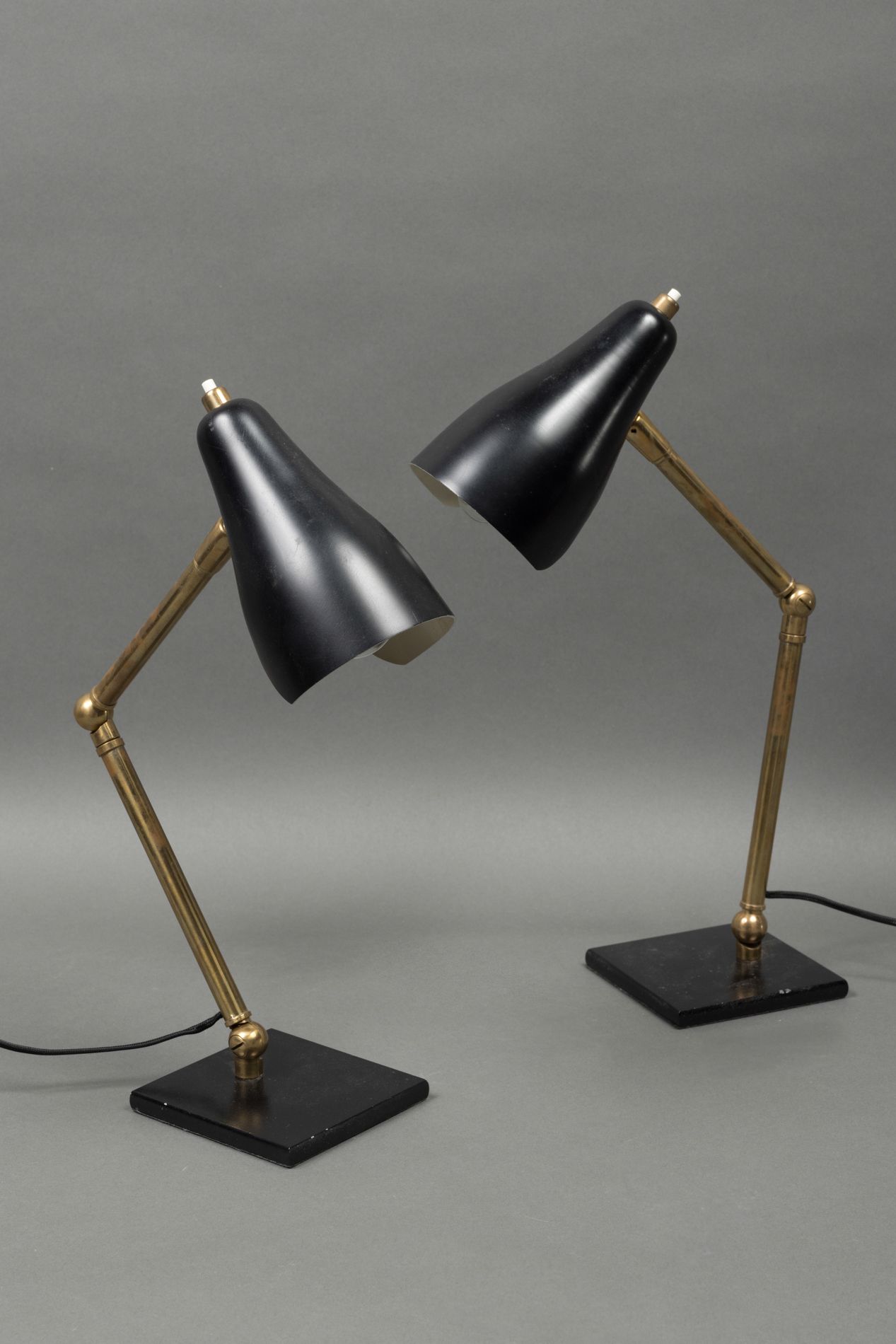 Null 一对铰接式黄铜和黑色漆面金属的台灯。
工作于20世纪50年代。
H.39厘米 

法律费用 14.28
