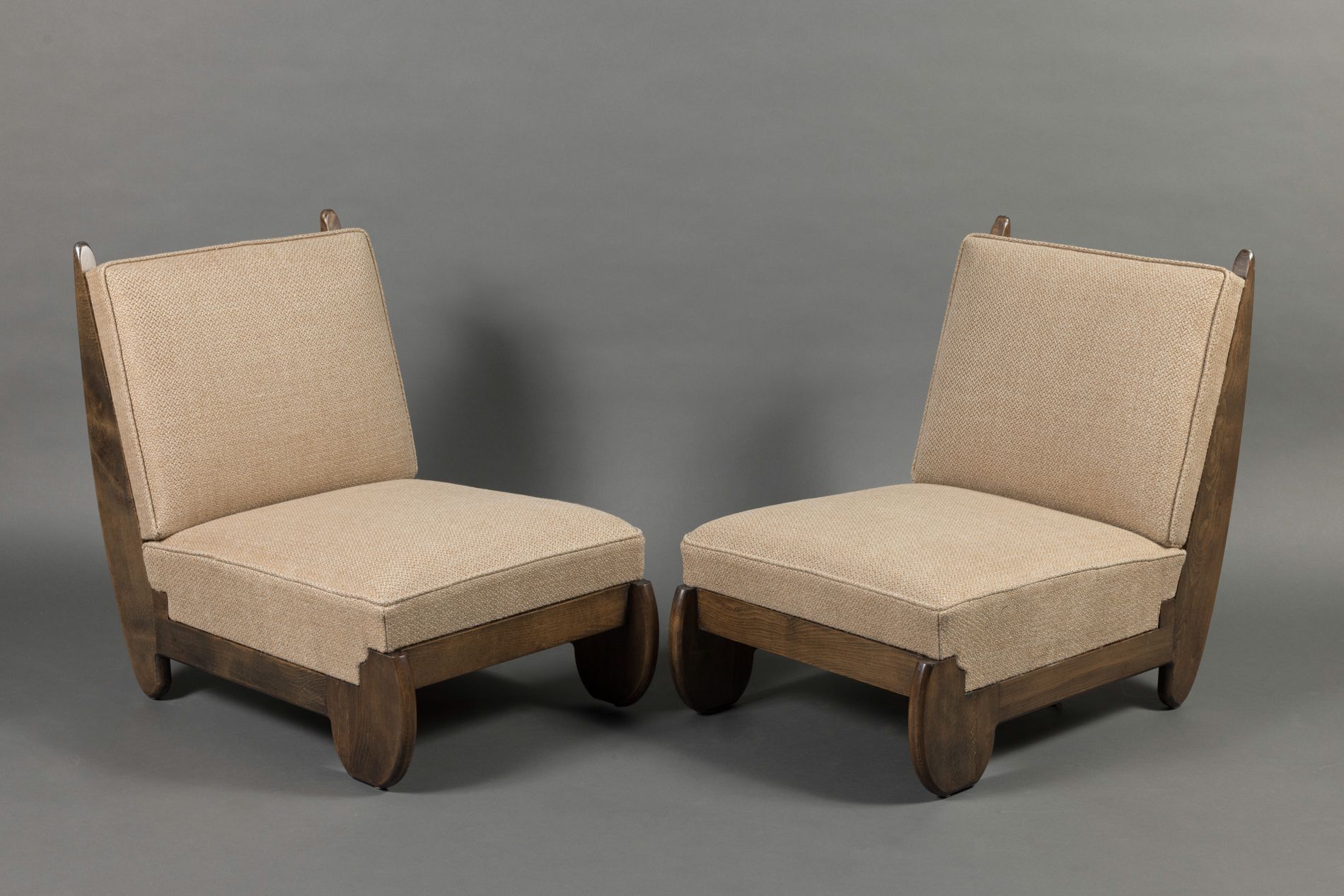 Null 保罗-拉斯洛 (1900-1993) 
一对染色的梧桐木扶手椅. 
斑驳的布艺椅面。
尺寸：69 x 49 x 68厘米
