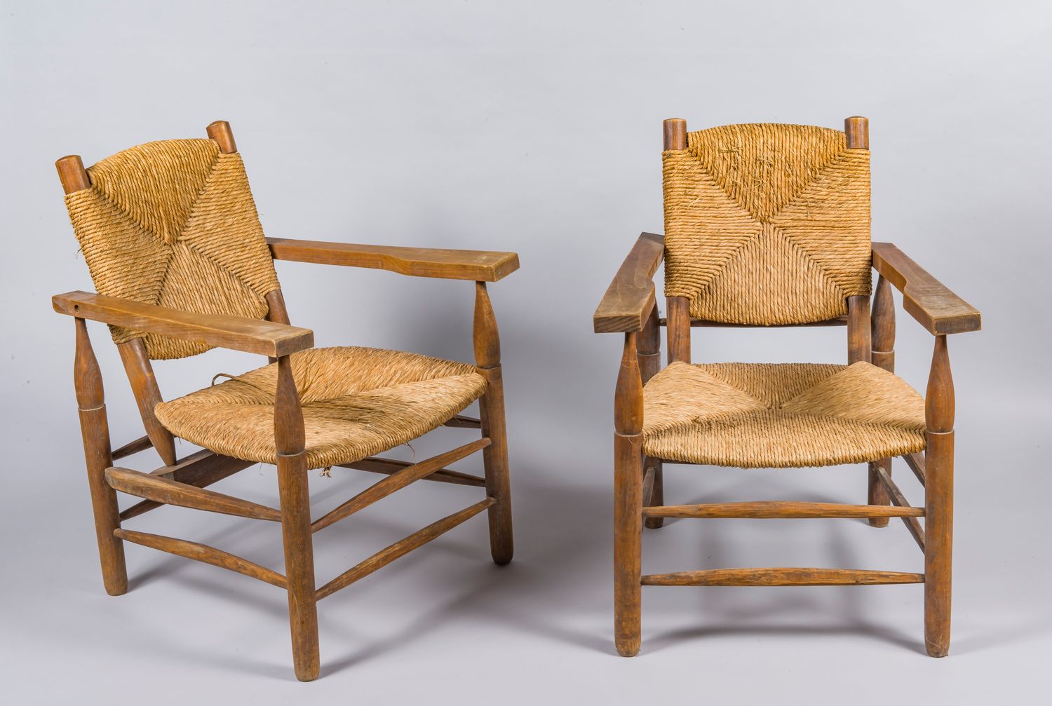Null 皮埃尔-耶纳雷(1896-1967)
一对橡木和稻草 "paillés "扶手椅，模型创作于1943年
82 x 61 x 61厘米
其中一个扶手椅上&hellip;