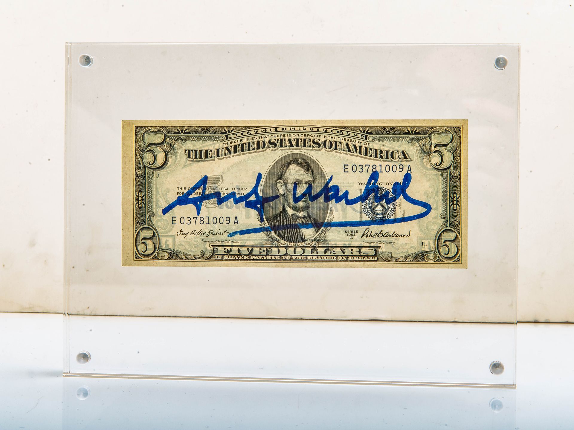 Null 安迪-沃霍尔(1928-1987)
亚伯拉罕-林肯5美元钞票，1953年*A 
序号：E03781009A
正面有毡笔签名，背面有工厂印章。 
在有机&hellip;